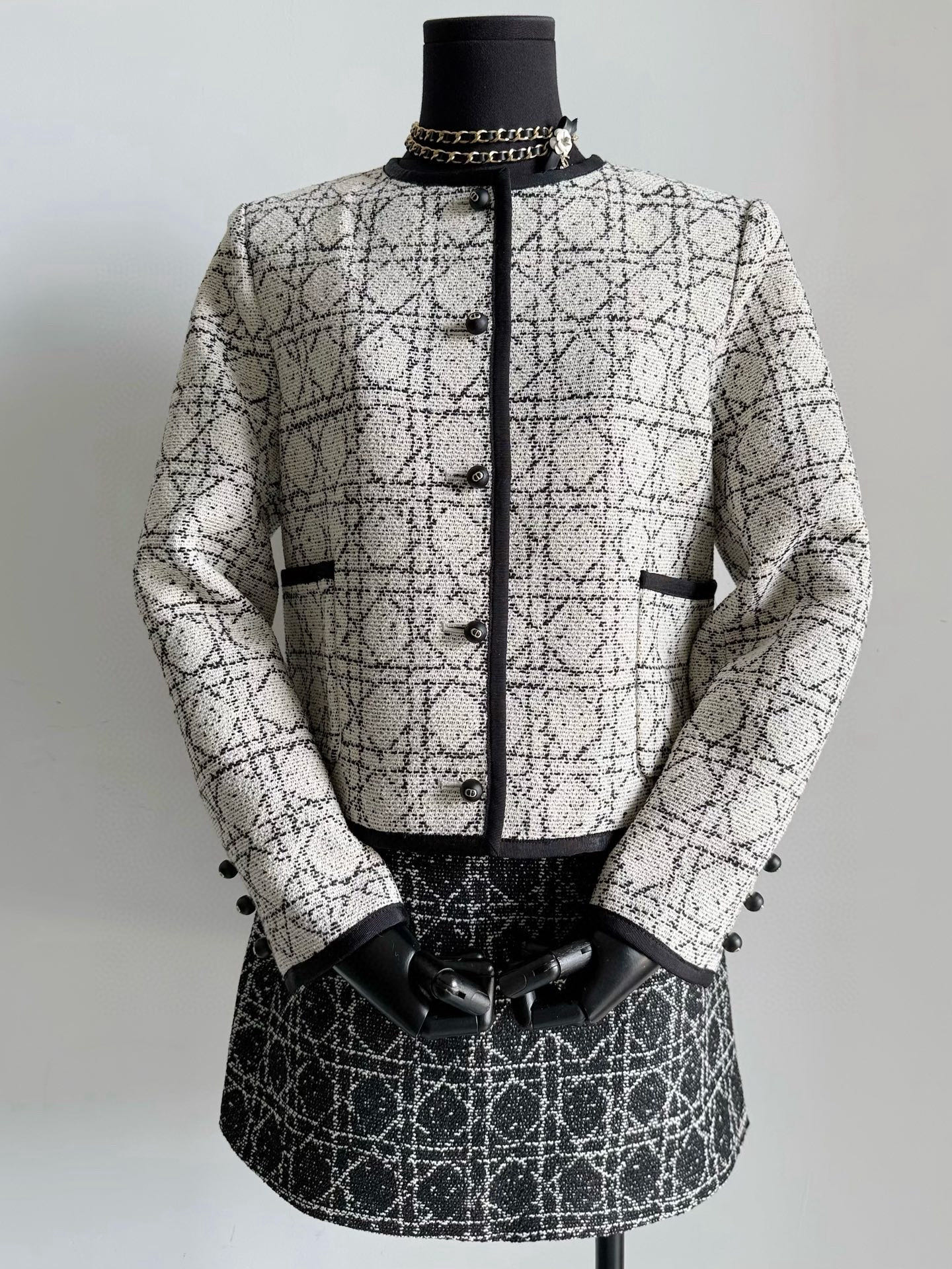 NO:497742,The most complete color series of the word-of-mouth series continues to be supplied on the entire network. Old customers can change the picture with confidence ~~ The entire series insists on fixed-woven fabrics for a long time. The texture, texture, and feel are restored. The lining is made in fine and flat. The infrared positioning of the entire piece includes the shoulders and pockets. The three-dimensional cut restores the upright upper body style. It is durable and never goes out of time!! It is recommended to collect it with the series of dresses. The wardrobe instantly raises a grade. Skirts, alexander wang19860909口碑系列全网最全色系持续供应 各位老顾客可以放心转图 ~~ 全系列坚持定织面料时间超久 肌理感,纹路,手感都还原 内衬制作精细平整 全件红外线定位对格包括肩部和口袋 立体剪裁还原上身挺拔版型 经久耐穿永不过时 !! 推荐和系列连衣裙一起收 衣橱瞬间抬高一个档次,,skirts,alexander wang,Women's clothing