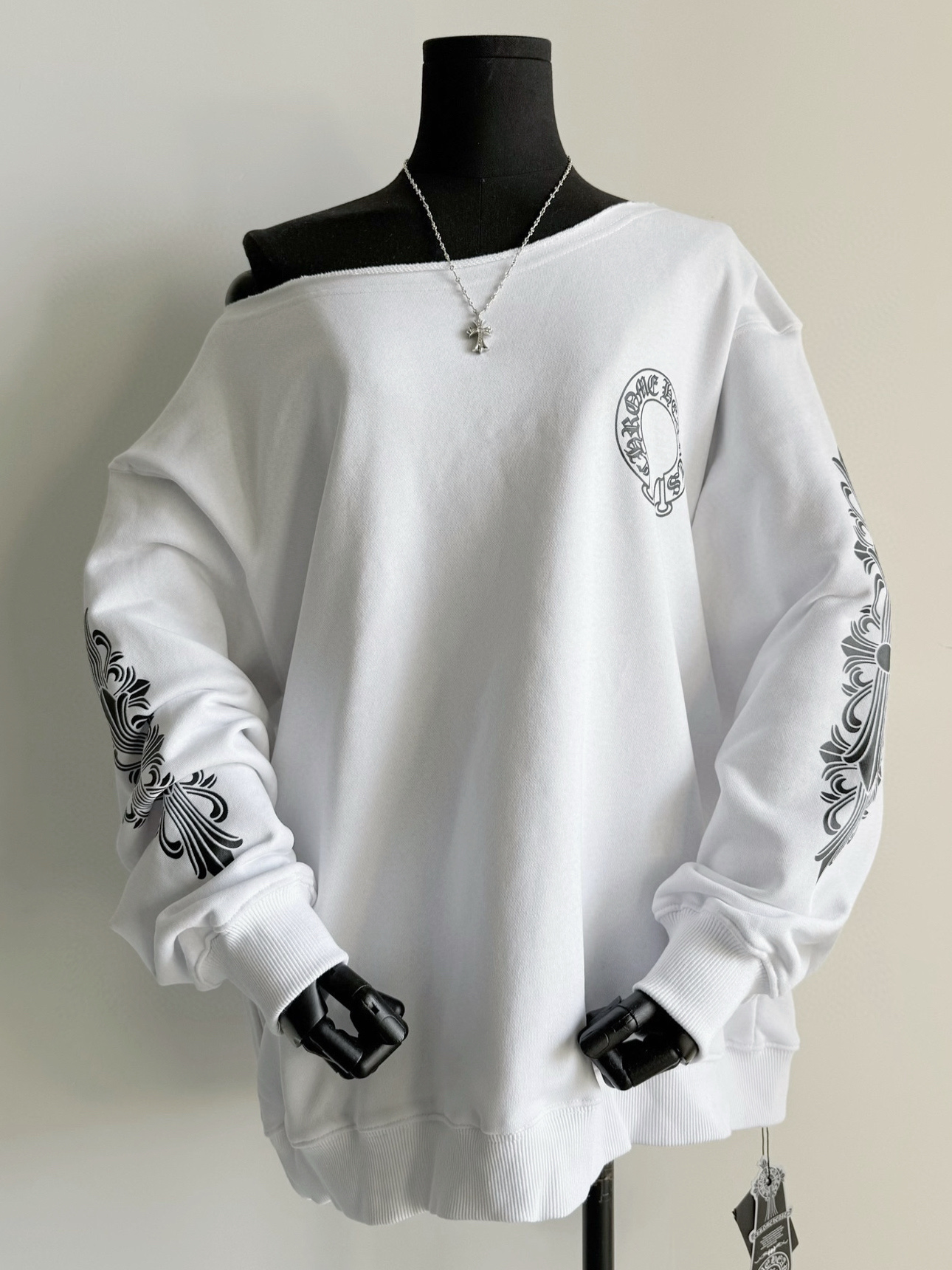 NO:499124,There is no reason to like ch. I feel lazy and comfortable through the screen. A loose and thin sweatshirt, which can be used in all seasons. A variety of ways to wear a one-length neck. It is recommended to wear it just right to expose your collarbone. Just grab a pair of hoodies and hide your flesh. It is a fashionable and stylish one. The front and back printing details are extremely clear. The right clothes can be controlled by a short and tall person. Hoodie, sweatshirts, alexander wang19860909喜欢ch不是没有理由的 隔着屏幕都感受到慵懒舒适感 宽松廓形薄卫衣,四季皆可 一字领剪裁多种穿法 推荐斜肩穿恰到好处露出锁骨 随便抓条卫裤一起搭 自在又藏肉,妥妥的时髦精出街 前后印花细节无比清晰 恰到好处的衣长高矮个子都能驾驭,,hoodie,sweatshirts,alexander wang,Women's clothing