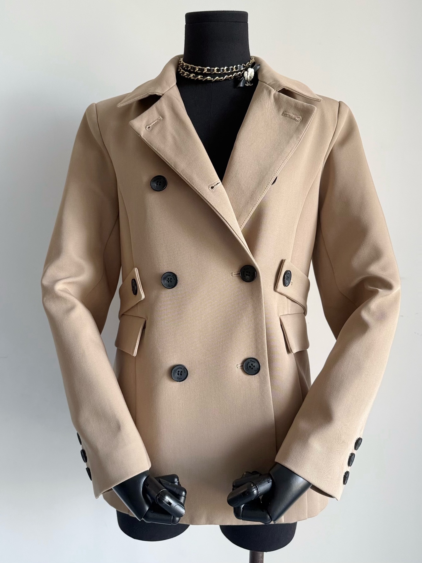 NO:499126,The high-end silk-wool coat that I mainly specializes in autumn and winter is also a long-lasting style for Dr's family!! The new 25 autumn and winter jacket refuses to be cheap. I recommend you to try my style boldly. Only the upper body can understand its value. It is made by a master with ten years of suit cutting skills. It is very formal and very elegant. Customized matte lettering logo buttons. In addition to the production of the lining, it can withstand the test of a magnifying glass. Please feel free to sell a lot of styles that make up orders. Jackets & coats, business suit, alexander wang19860909秋冬我家主打的高级丝毛外套 也是dr家万年长青款 !! 25秋冬新款外套拒绝廉价感 推荐各位大胆尝试我家的版型 只有上身才懂它的含金量 富有十年西装剪裁功底的老师傅制作 很版正又很衬人特别上档次 定制哑光刻字logo扣子 包括内衬的制作都经得起放大镜考验 大量补单的款式请放心卖,,jackets & coats,business suit,alexander wang,Women's clothing