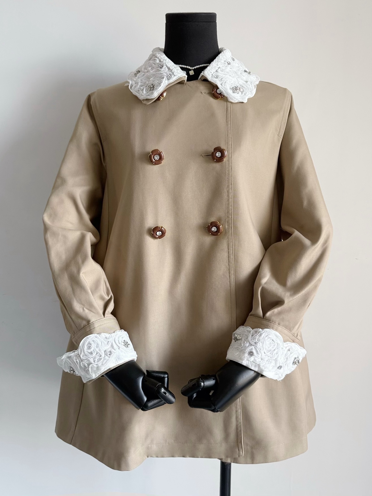 NO:499777,The picture cannot describe its heavy industry and beauty!! The lefame windbreaker coat cloak, which was planted hard by Zhao Meiting, has widened the gap with the existing jackets in the wardrobe. The heavy weight and texture of the real thing is enough to show the strength of my family. Customized straight and textured twill windbreaker fabric is full of materials, which is 3 times that of ordinary jackets. Restore the real A-shaped cloak style. There is no limit on body/height. Super heavy industry's hand-sewn fine diamond + lace doll collar. The detachable design meets the needs of different styles. Jackets & coats, alexander wang19860909张图都形容不了它的重工和美丽 !! 被赵美廷狠狠种草的lefame风衣外套斗篷 和衣橱已有的外套拉开差距 实物到手沉甸甸的分量和质感 已经足以说明我家的实力. 定制挺拔有质感的斜纹风衣面料 用料十足,是一般外套的3倍之多 还原真正的A字斗篷版型 对身材/身高完全不设限 超级重工的手缝细钻+蕾丝娃娃领 可拆卸的设计满足不同风格穿搭需求,,jackets & coats,alexander wang,Women's clothing