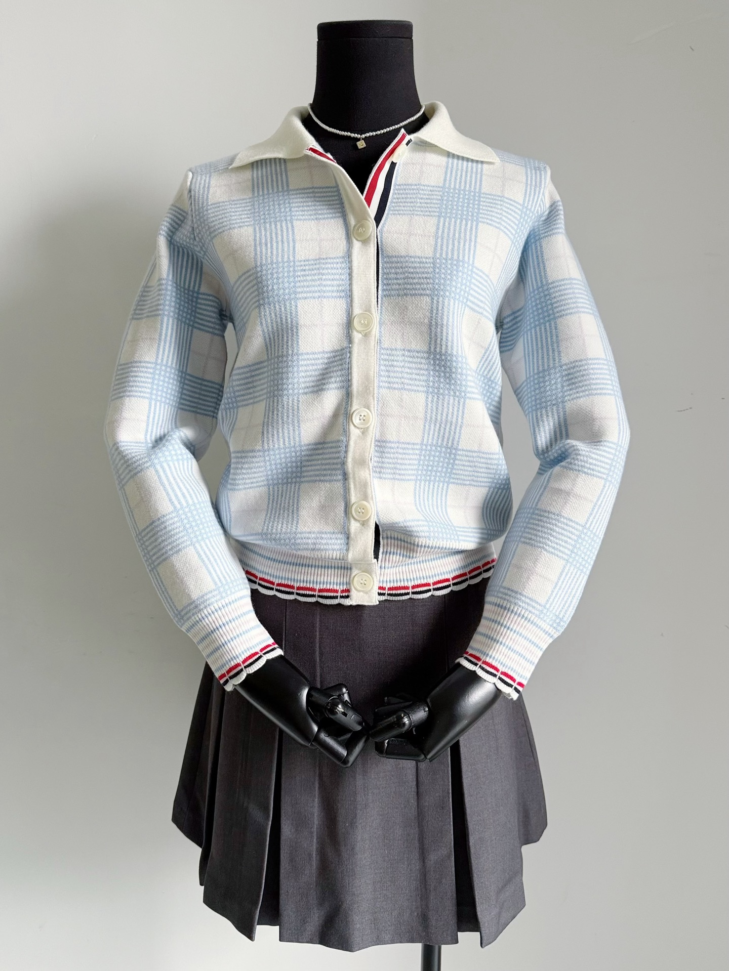 NO:499771,The 'TB' of advanced aesthetics has never fallen out of line. The baby baby blue cardigan that can close your eyes and can't get any mistakes. Whether it's daily life or commuting, the classic blue chess board pattern makes people shine~~ Dingwool Dingmei Nu wool, crisp and soft. The most amazing thing is the restoration of the contrasting webbing on the hem. A circle of small laces can be seen by the naked eye. The whole fitting style has its own spirit. Good products do not wait for first come first served, alexander wang19860909高级审美这一块“TB”就没掉过线 可以闭眼收不出错的baby婴儿蓝开衫 不论是日常还是通勤 经典蓝色棋盘格图案让人眼前一亮~~ 定织定染美丽奴羊毛,挺括又柔软 最绝的是下摆撞色织带的还原 一圈小花边肉眼可见的精细 整件合身版型上身自带精气神 好货不等人先到先得,,alexander wang,Women's clothing