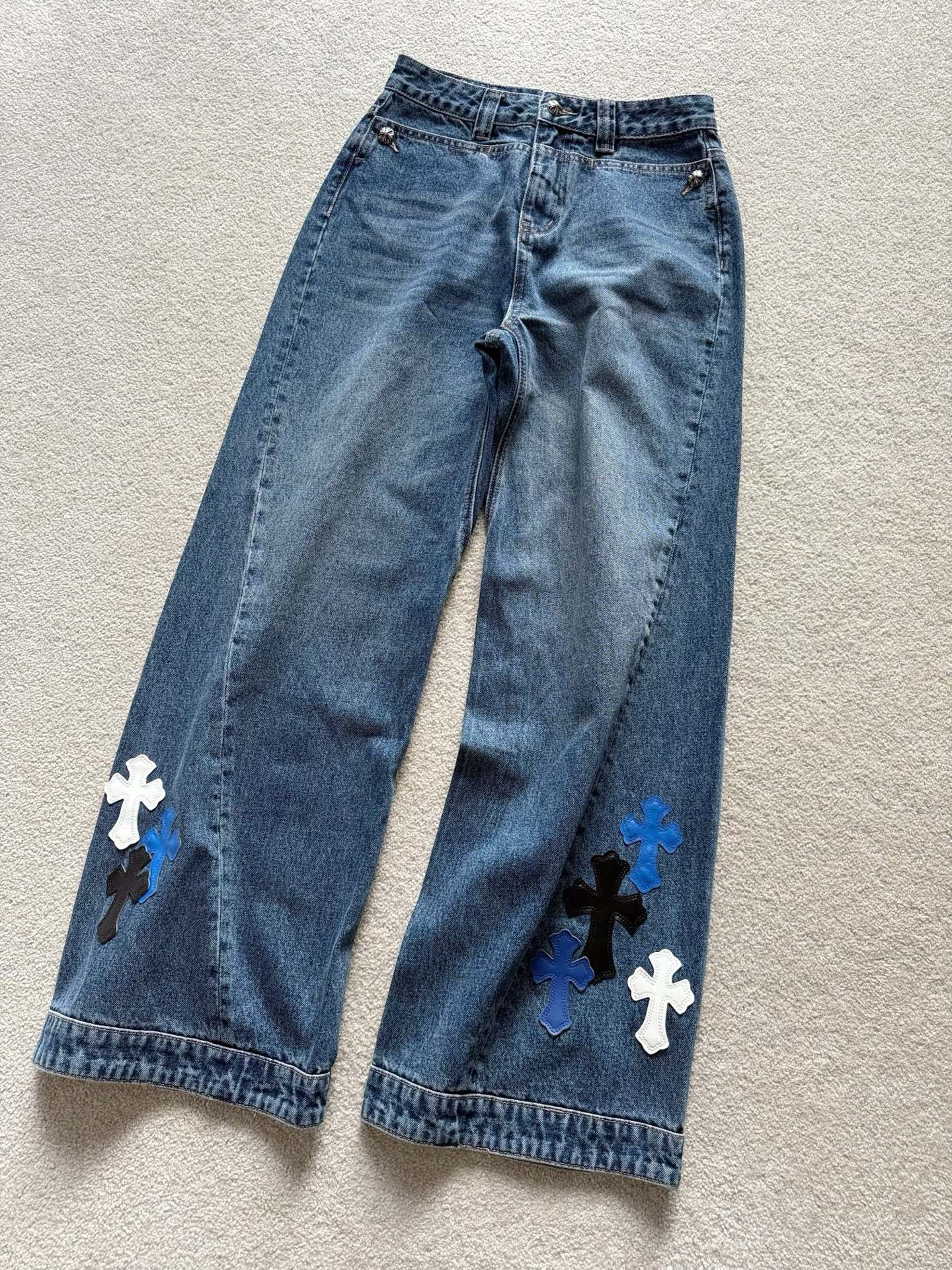 NO:499768,Want to wear jeans that are not picky, please check my ch and buy them. New mid-to-high waist style old blue jeans. Only those with upper body understand the physical style!! Three-dimensional tailoring straight and loose trousers. The hip circumference is specially designed with one-line cut. It is especially friendly to fake hips/mom's buttocks~~ The trousers are just right to embellish the leather cross, which is more low-key and high-end than the previous pants. Jeans, alexander wang19860909想要好穿不挑人的牛仔裤 认准我家ch来收 新款中高腰版型做旧蓝牛仔裤 实物的版型只有上身的人才懂 !! 立体剪裁直筒偏宽松裤腿 臀围部分特别设计了一字剪裁 对假胯宽/妈妈臀特别友好~~ 裤脚恰到好处点缀拼皮十字花 比以往的裤子更加低调高级,,jeans,alexander wang,Women's clothing