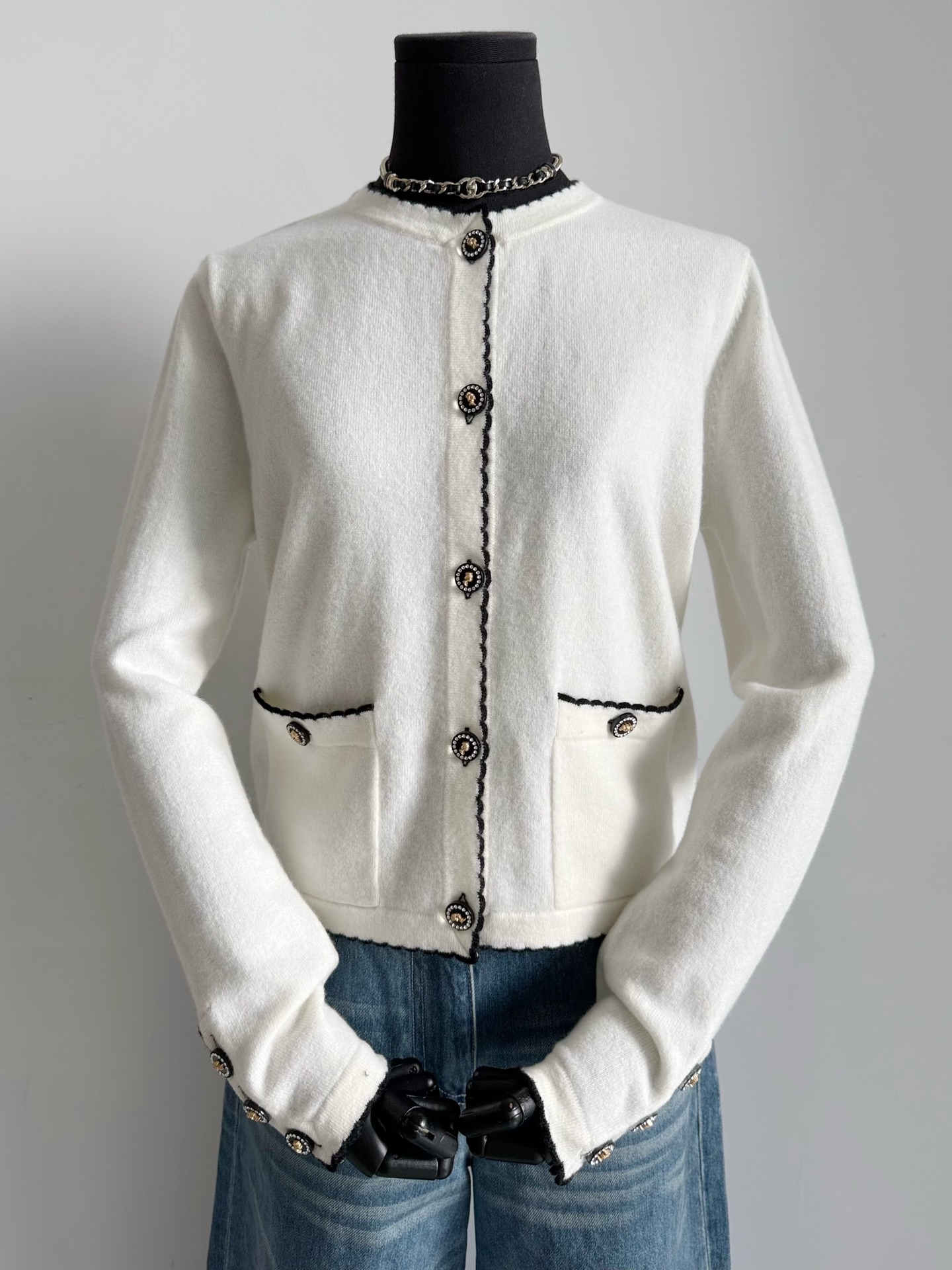 NO:500685,The simpler the more you can withstand the test of time. The medieval fragrance is so fascinating~~ Customized super-skin-friendly cashmere material, the delicateness and tenderness you can see. Look closely, there is a circle of exquisite small lace embellishment. The molded chane lady's medieval buckle is exquisite and unforgettable. It can be matched with any lower body of my house, chanel, alexander wang19860909越简单越经得起岁月的考验 中古香就是如此让人着迷~~ 定制超亲肤的羊绒毛料 看得到的细腻和温柔 细看有一圈精致小花边点缀 且开模的chane女士中古扣 精致感让人过目不忘 可搭配我家任意一件下半身,,chanel,alexander wang,Women's clothing