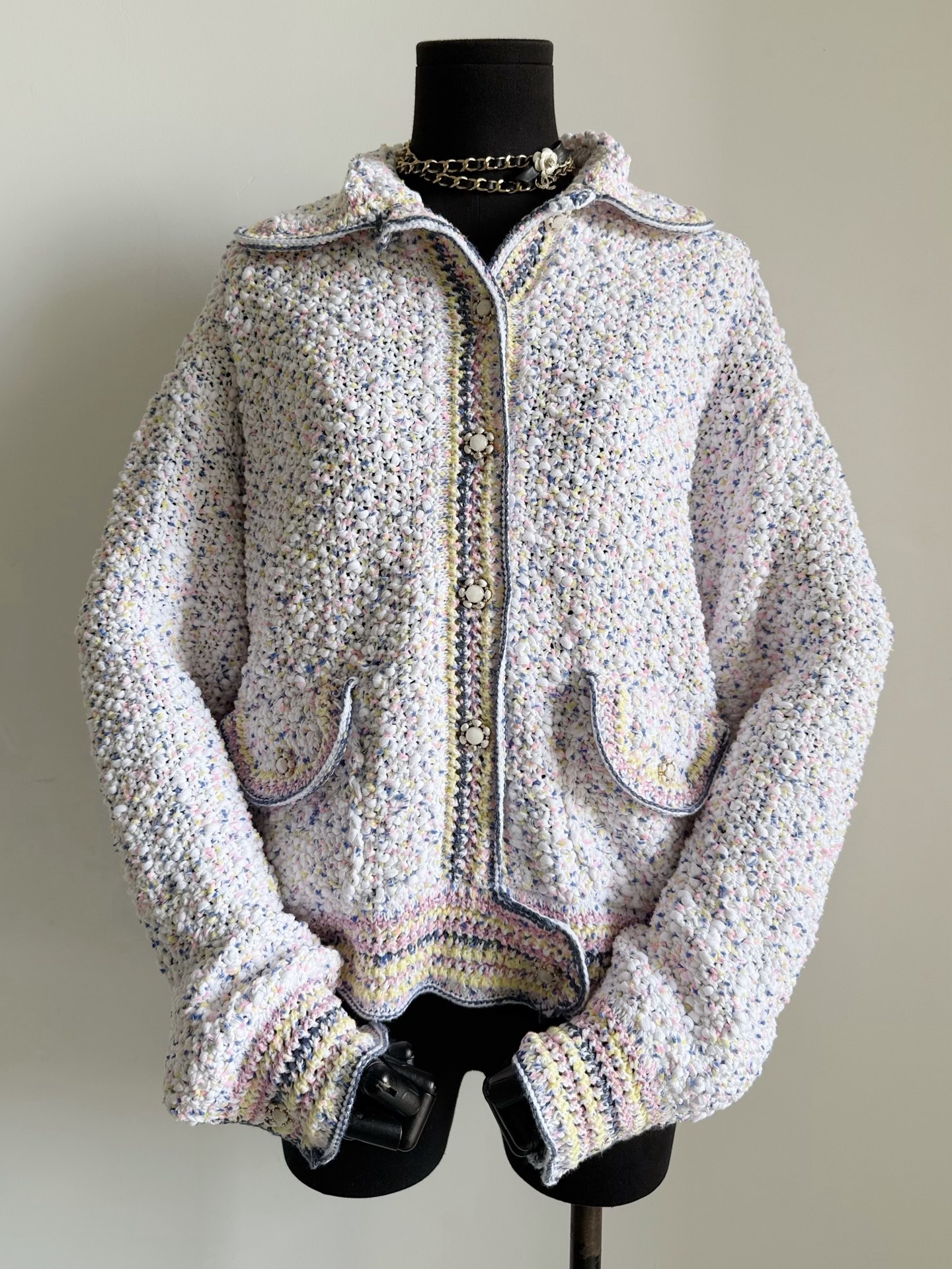 NO:500666,- I will spoil this piece for you in March. The only original piece in the country is in our hands!! Spend a small amount of money to do big things and want to save 5 watts immediately. The uneven version on the market has nothing to do with me. Dozens of exclusive yb open mold fixed weaving and dyeing wool materials, including the concave and convex grainy feeling of weaving and the three-dimensional silhouette of the pattern, which allows you to enter and exit the cabinet freely without pressure. Chane's absolute identity symbol this year. It is one with its own VIP logo. Chanel, Alexander Wang19860909-3月份就给你们剧透过这件 5.8w全国唯一一件原版在我们手上 !! 花小钱办大事 想要立即省下5个w的认准我家. 市面参差不齐的版本与我无关 独家yb开模定织定染毛料数十种 包括织法还原的凹凸颗粒感 以及版型的廓形立体感 都让你们自由出入柜子无压力. chane今年绝对的身份象征 入手就是自带vip标识的一件,,chanel,alexander wang,Women's clothing