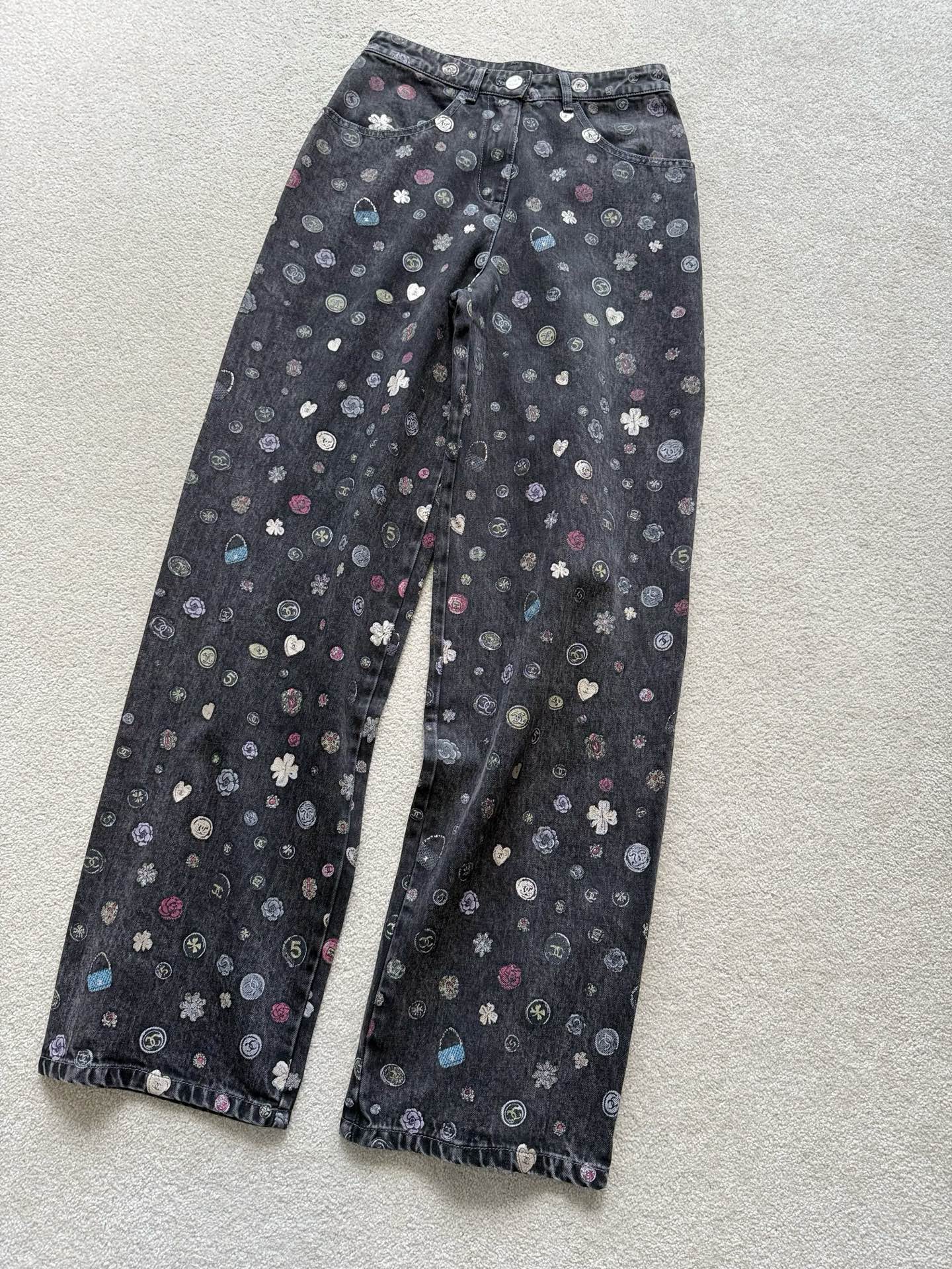 NO:500658,This pair of magic pants was planted a month ago. There are not many pictures of sweet potatoes on top. Many VIPs have left this one in private. The design and details are worth savoring. Custom made old black and gray denim cotton. It is three-dimensional and stylish, durable and difficult to deform. The whole piece of color permeability is clearly visible. The color matching is retro and fashionable. It is full of cc classic elements. It can be matched with all the fragrant tops in the wardrobe. Alexander wang19860909早在一个月之前就被种草了这条神裤 红薯上上身图还不多 好多vip私下都留了这条赞不绝口. 设计和细节都值得狠狠细品 定制做旧黑灰色牛仔棉 立体有型,经久耐穿不易变形 整件彩色渗透性印花清晰可见 配色复古时髦感拉满 都是cc经典元素的集合 可以搭配衣橱一切的香上衣,,alexander wang,Women's clothing