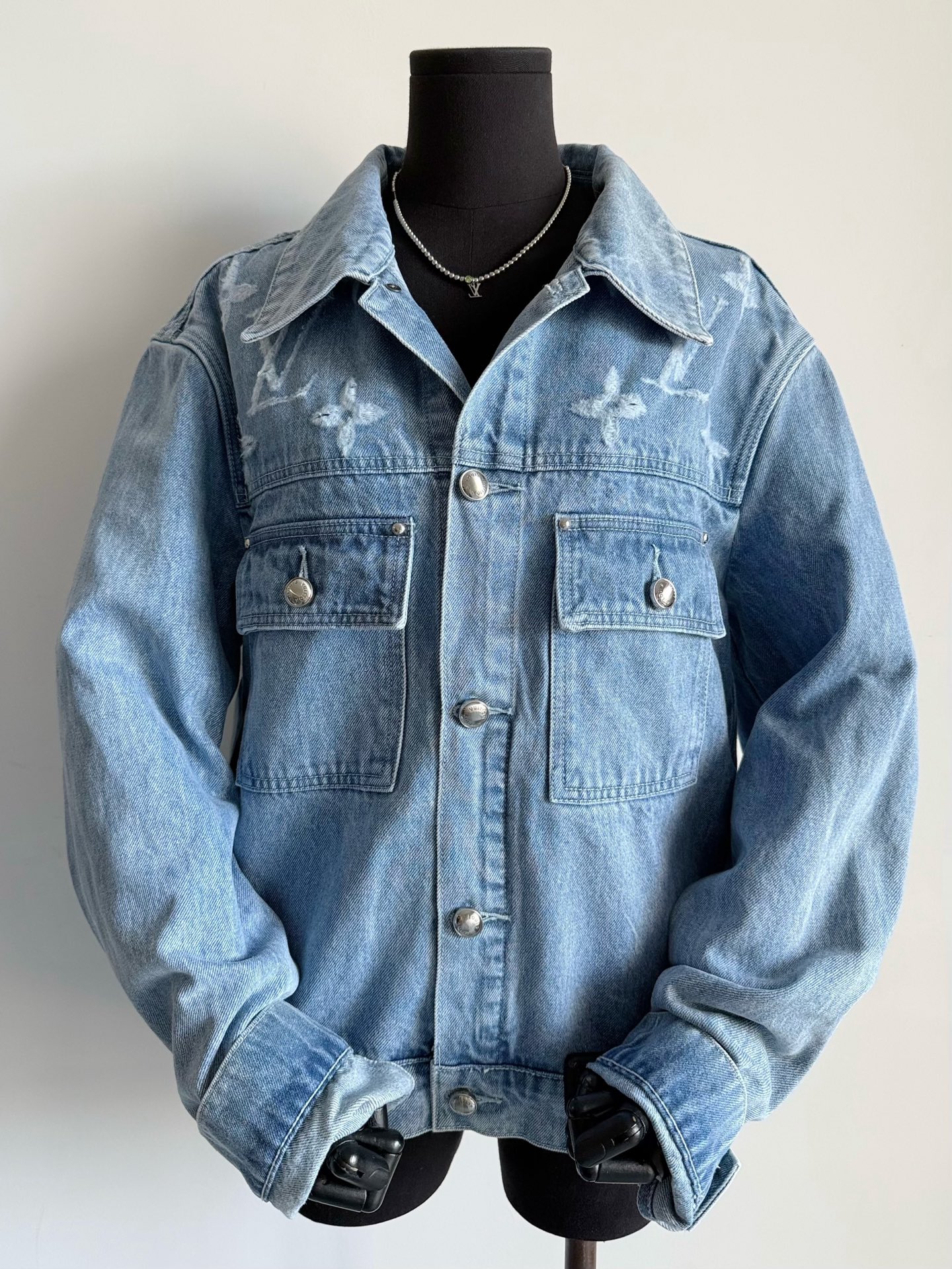 NO:501276,25. The pure cotton tannin denim jacket I bought is very popular. Such a high-end and stylish denim jacket I bought is profitable!! The unique blue twill denim cotton is crisp and stylish, which increases the effect of jacquard laser tearing and wear. You can compare this detail with the entire network. The details of fine tassels have been omitted. Including my sand washing, fading and aging effects are also among the best. Jackets & coats, alexander wang1986090925,购入的纯棉单宁牛仔外套 大货入库让人赞不绝口 如此高级又有版型的牛仔外套 我家版本买到就是赚到 !! 独特的正蓝色斜纹牛仔棉挺括有型 增加提花激光撕裂磨破效果 可以拿着这个细节全网去对比 细碎流苏细节很多人都省略了 包括我家砂洗褪色做旧效果也是数一数二,,jackets & coats,alexander wang,Women's clothing