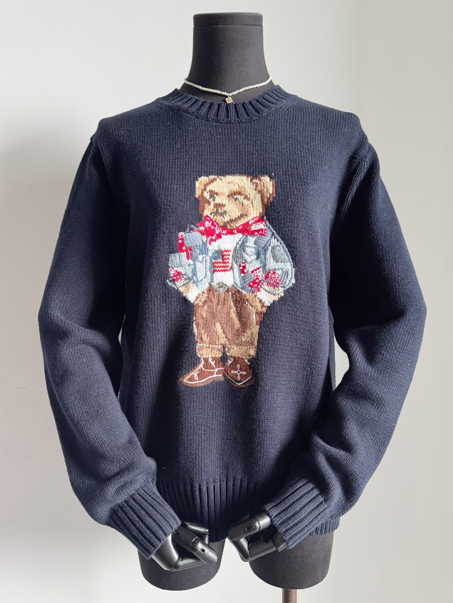 NO:501274,RL Limited Bear Series. You old fans know how difficult it is to buy~~ It is indeed a piece with a very high re-wearing rate. It seems simple but it is full of craftsmanship!! I'm sure my little bear has a 1300-needle embroidery to restore the three-dimensional vivid and cute feeling. The imported German machine thickened 7-needle woven can withstand repeated wear and washes and is not easy to deform and distort ~ The bears in every season are unique. No matter how long it takes to take them out, alexander wang19860909RL限定小熊系列 有多难买你们老粉都是知道的~~ 确实是复穿率超高的一件 看似简单实则工艺满满 !! 认准我家小熊高达1300针刺绣 还原立体生动萌萌的感觉 德国进口机器加厚7针机织 经得起反复穿洗不易变形走样 ~ 每一季的小熊都独一无二 不管多久拎出来依旧狠狠爱,,alexander wang,Women's clothing