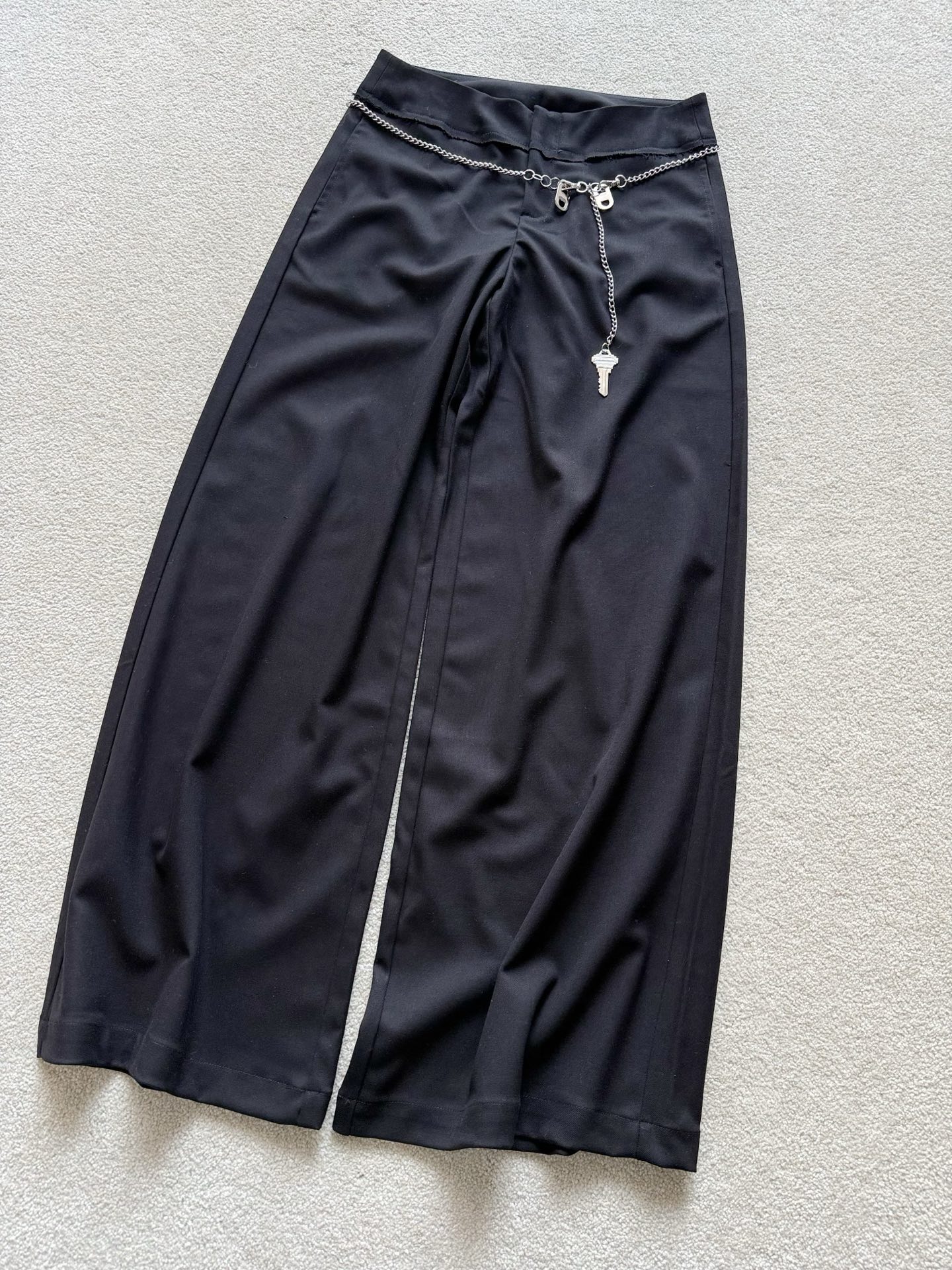 NO:501260,My reputation category series suit pants. Every year, old customers squat on time. Practical models that can be used for daily life or commuting. ~~ Lazy and exquisite balance are just right. Customized imitation wool trousers fabric. Wide-leg pants shape hides flesh and makes you look slim and draped. Real photos are what you see and what you get. Delivery hardware keys and waist chains. Black/gray colors are classic and practical colors. It is recommended to buy one and stock up on one, which is full of security. Business suit, alexander wang19860909我家口碑品类系列西装裤 每一年老顾客们都准时蹲上新 可以日常也可以通勤的实用款 ~~ 慵懒和精致平衡得刚刚好 定制精仿羊毛西裤面料 阔腿裤型藏肉显瘦,垂坠感十足 实拍所见即所得,配送五金钥匙腰链 黑/灰两色都是经典实穿配色 推荐买一条囤一条,安全感十足,,business suit,alexander wang,Women's clothing