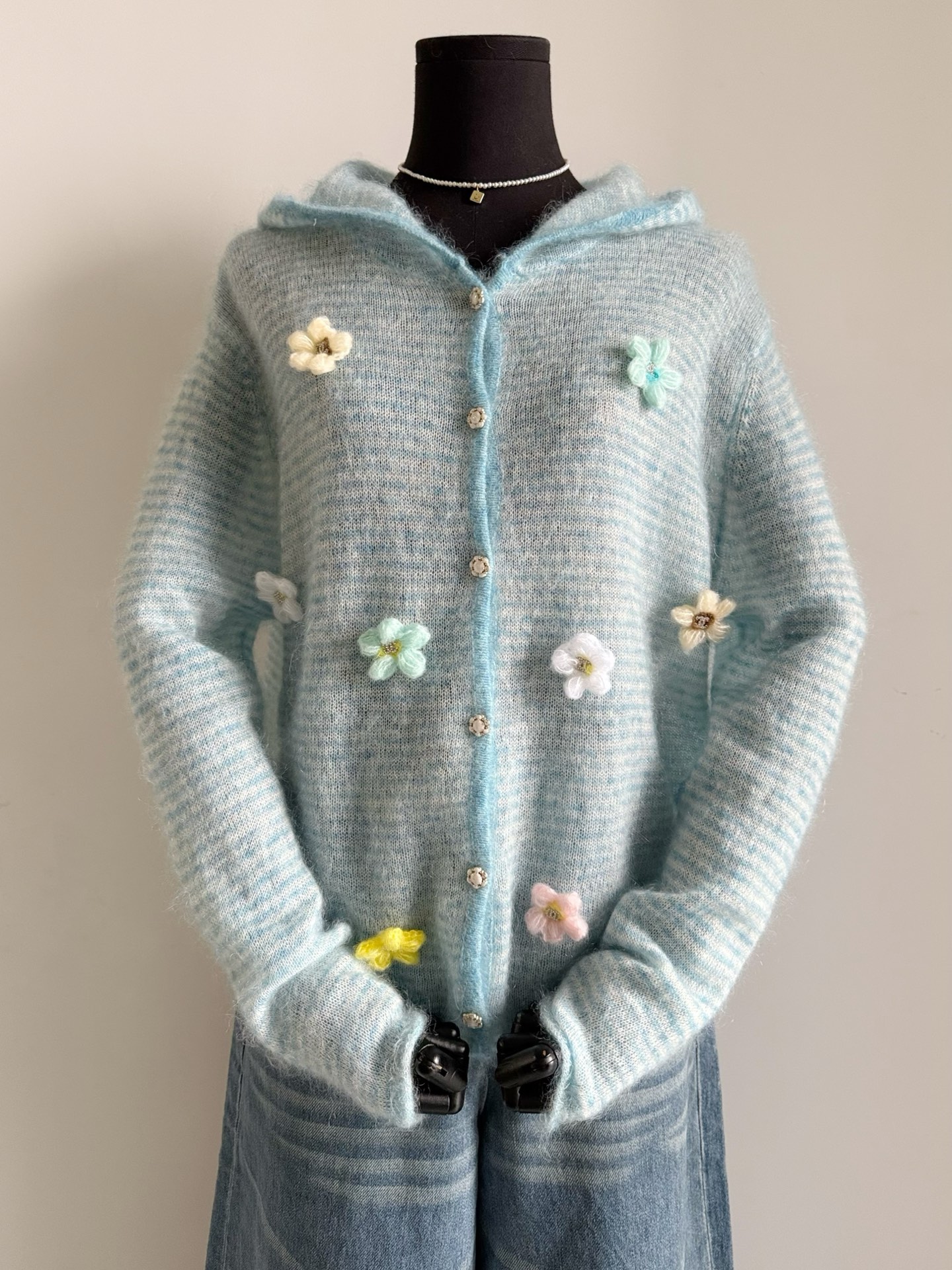 NO:501257,I can't help but exclaim, 'chanel vintage yyds!!' I only bought the old style in the past tens of times and countless times. The design and practicality are not inferior to anything. My own style is beautiful, three-dimensional small flower soft and glutinous cardigan. The fixed-wool fixed-dyed and dyed extremely fine cashmere material has a layer of floating hair on the surface and the skin is extremely skin-friendly. The feel and skin-friendly feel are perfect. Pure hand-sewn crocheted three-dimensional small flowers are hand-sewn. Each flower has double C hardware embellishment, which echoes the middle-aged small flower hardware buckle. It is so beautiful that it is fascinating. The two-color fine products are sold out and cannot be repaired. Chanel, alexander wang19860909忍不住惊呼“chanel vintage yyds !!” 入手中古款只有零次和无数次 设计感和实穿性都不输任何 自留款绝美立体小花软糯开衫. 定织定染极细羊绒毛料 表面有一层浮毛细腻处理亲肤至极 手感和亲肤感都达到完美 纯手工钩织立体小花再手缝订上 每一朵都有双C五金点缀 与中古小花五金扣相呼应 美得让人着迷,两色精品售完不补,,chanel,alexander wang,Women's clothing