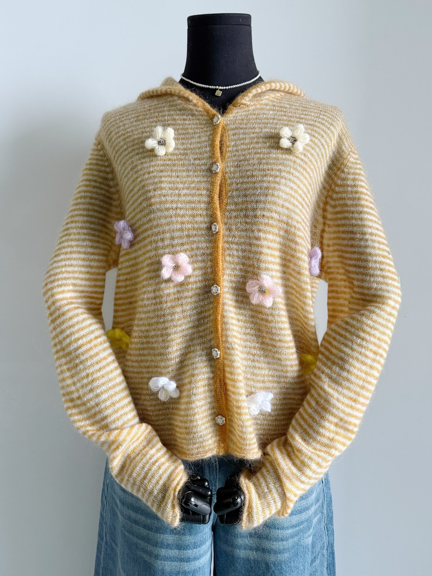 NO:501251,I can't help but exclaim, 'chanel vintage yyds!!' I only bought the old style in the past tens of times and countless times. The design and practicality are not inferior to anything. My own style is beautiful, three-dimensional small flower soft and glutinous cardigan. The fixed-wool fixed-dyed and dyed extremely fine cashmere material has a layer of floating hair on the surface and the skin is extremely skin-friendly. The feel and skin-friendly feel are perfect. Pure hand-sewn crocheted three-dimensional small flowers are hand-sewn. Each flower has double C hardware embellishment, which echoes the middle-aged small flower hardware buckle. It is so beautiful that it is fascinating. The two-color fine products are sold out and cannot be repaired. Chanel, alexander wang19860909忍不住惊呼“chanel vintage yyds !!” 入手中古款只有零次和无数次 设计感和实穿性都不输任何 自留款绝美立体小花软糯开衫. 定织定染极细羊绒毛料 表面有一层浮毛细腻处理亲肤至极 手感和亲肤感都达到完美 纯手工钩织立体小花再手缝订上 每一朵都有双C五金点缀 与中古小花五金扣相呼应 美得让人着迷,两色精品售完不补,,chanel,alexander wang,Women's clothing