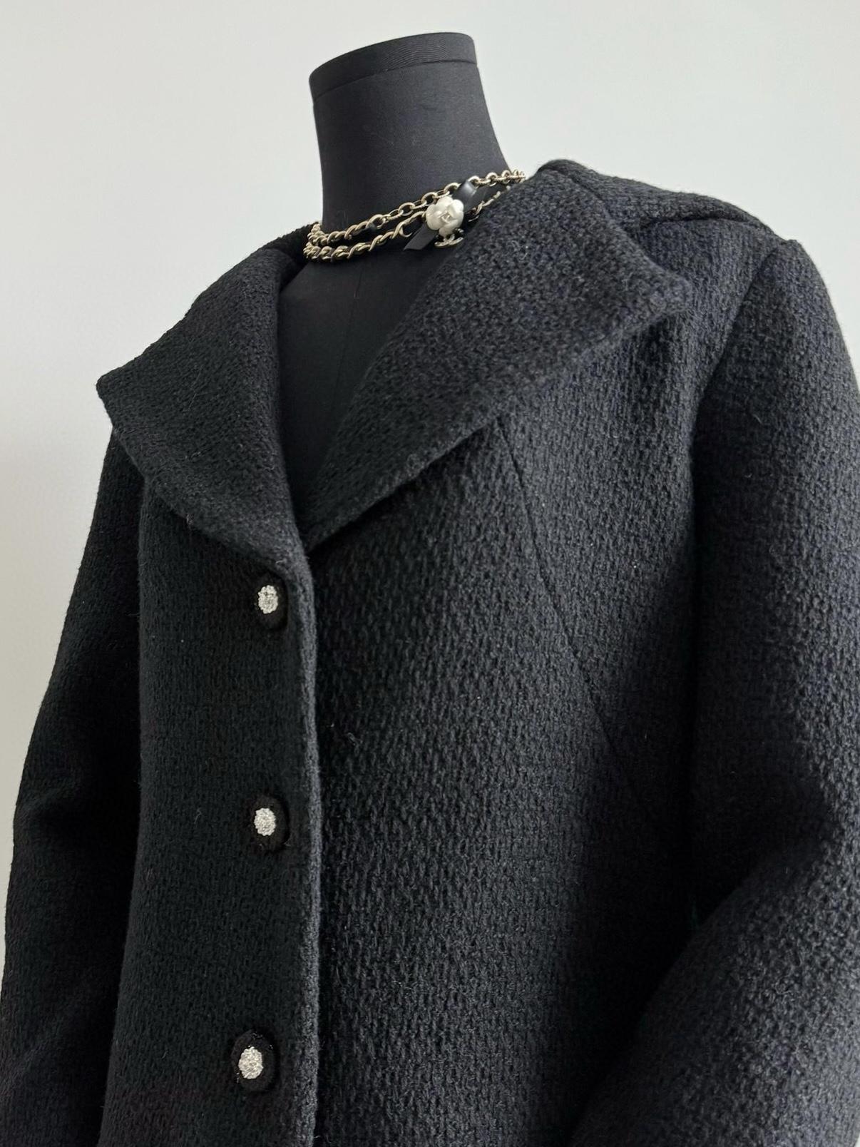 NO:502509,K classic design V-neck cardigan navy lapel, a shiny tweed jacket, really no choice in design!! There is no obvious logo and tweed braid, but it is excellent and noble enough in terms of tailoring. Wool + cashmere blended texture pure black fabric, matched with silver core buckle, pure hand-woven light pink webbing contrast sleeves, Seiko chains with no stitching thread, those who like high-quality goods come and collect this one~~,, jackets & coats, alexander wang19860909K经典款设计V领开衫海军翻领 让人眼前一亮的粗花呢外套 从设计上真心没得挑 !! 整体没有明显的logo和粗花呢编织 但从剪裁上就足够优秀显贵 羊毛+羊绒混纺肌理感纯黑面料 搭配面料银色包芯扣 纯手工编织淡粉色织带撞色袖子 看不到缝合线的精工链条 喜欢高货的赶紧来收这一件~~,,jackets & coats,alexander wang,Women's clothing