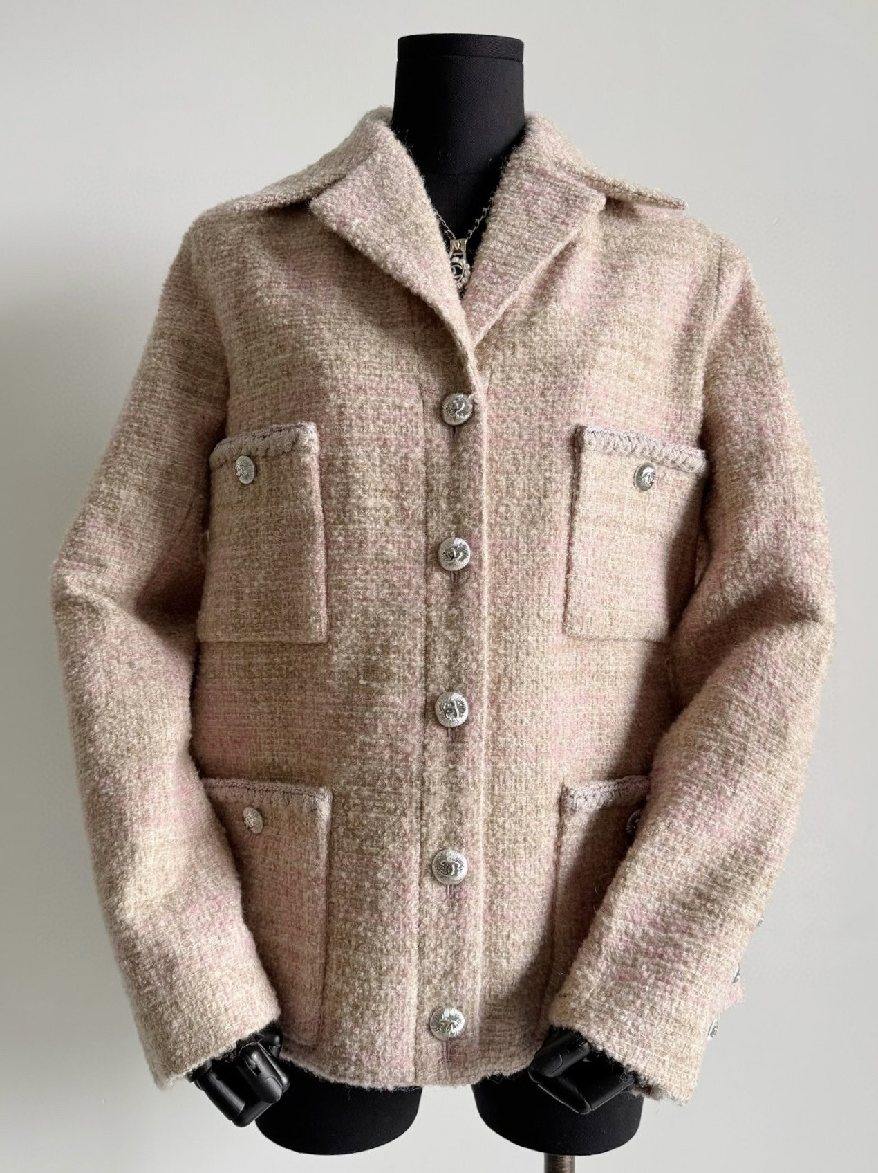 NO:502540,The classic 24K pink tweed jacket that is not greasy. This light pink tone has just the right saturation. Custom tweed fabric is adjusted more than seven times, and it has achieved such a restoration effect. The texture and texture are the essence, with rich and colorful layers. The latest side slit version three-dimensional cut with a hint of elegance and unruly in casual. A jacket worth collecting and investing, Jackets & coats, alexander wang19860909看不腻的经典24K粉色粗花呢外套 这一抹淡淡的粉色调,饱和度刚刚好 定制粗花呢面料调整七次以上 才做到了如此还原效果 纹理和肌理感都是精髓,层次丰富多彩 最新的侧面开叉版型立体剪裁 休闲之中带有一丝优雅和不羁 值得收藏和投资的一件外套,,jackets & coats,alexander wang,Women's clothing