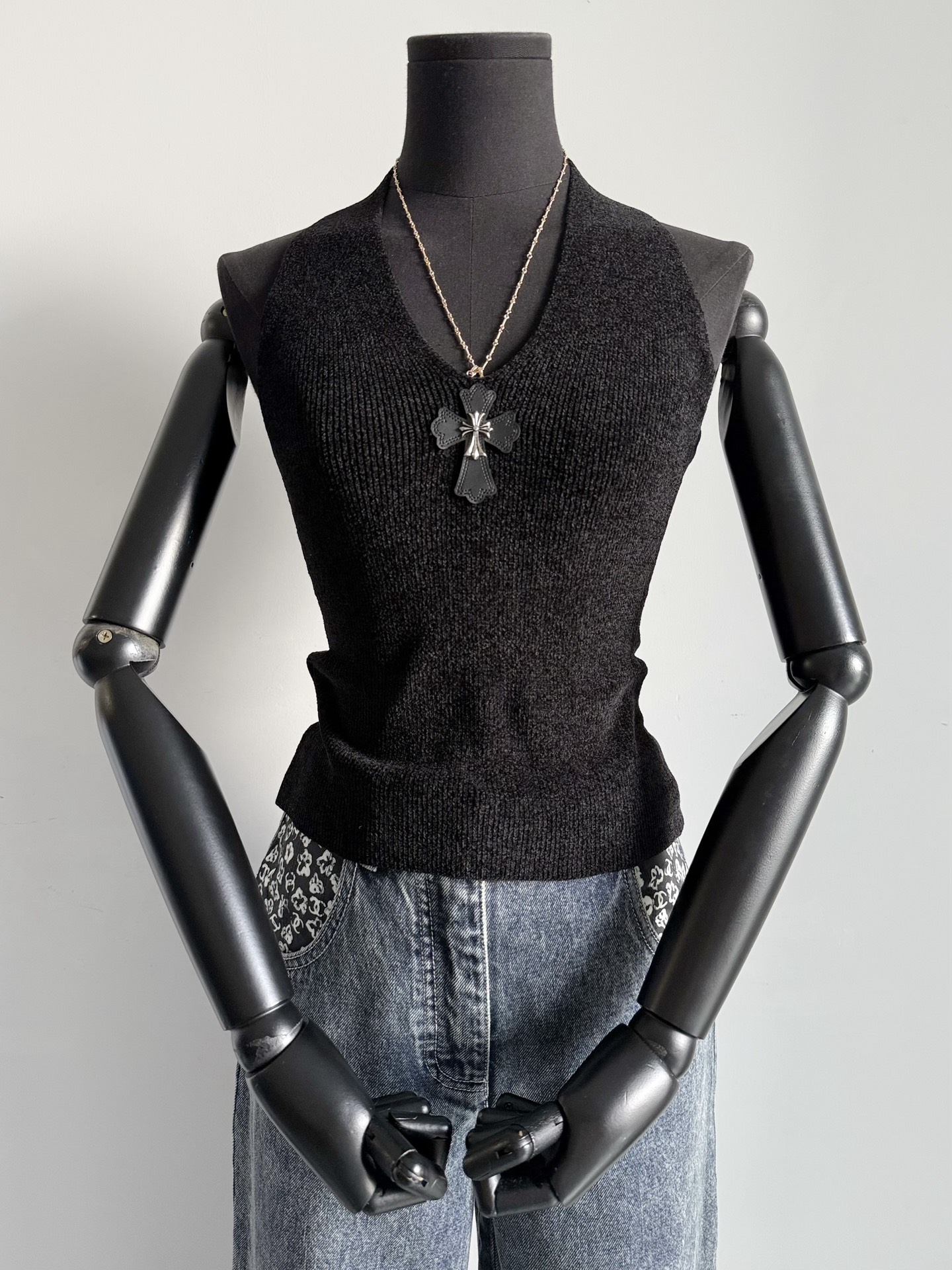 NO:504030,My ch fans, hot girls come out with pills~~ Customized high-end, unconventional cross-length vest, V-shaped design and leather logo embellishment, it can be said that it is a product that is hard to come by, and you can close your eyes when you encounter it!! Customized corduroy elastic fabric, skin-friendly and breathable, without limiting the figure, three-dimensional tailoring and waist-closing style, slimming both front and back, you can grab a pair of jeans from the closet, jeans, alexander wang19860909我家ch迷妹,辣妹们出来丸~~ 定制高级不落俗十字花挂脖背心 V字设计拼皮logo点缀 可以说是可遇不可求 遇到了就闭眼收的单品 !! 定制灯芯绒弹力面料 亲肤透气,对身材不设限 立体剪裁收腰版型前后都显瘦 可以任意从衣橱抓条牛仔裤搭,,jeans,alexander wang,Women's clothing