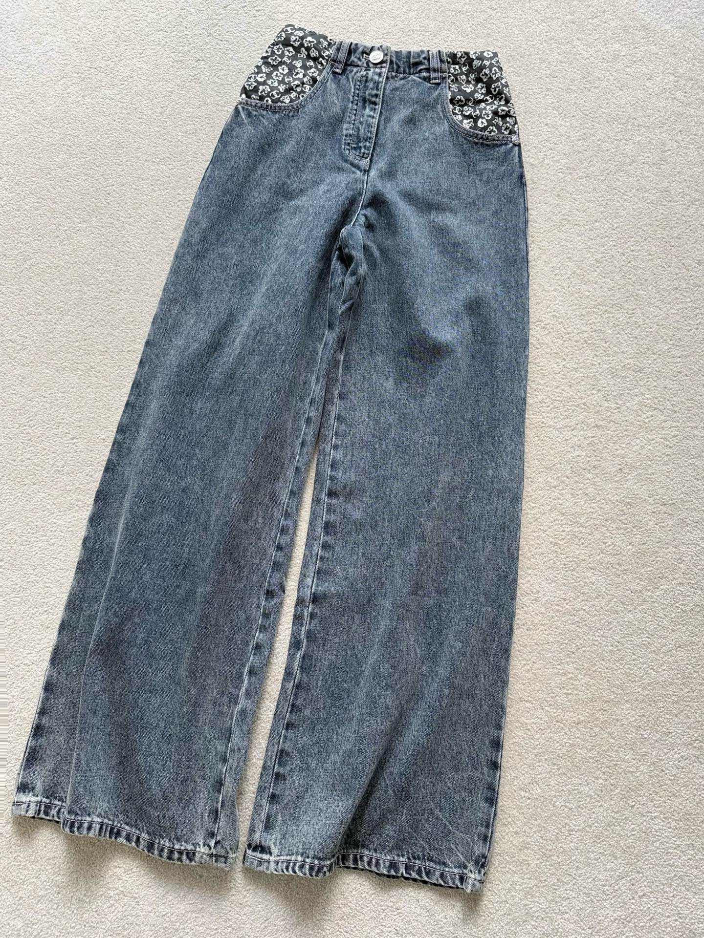 NO:504026,I've been really moved by 25K recently. I've basically put away my jeans. They are also very easy to wear pants for daily life!! There is no point to be picky about. They are still the king's straight-leg pants in the middle and high waist. The new season's small floral elements can't be put away. It's very special and amazing. The effect of old-fashioned grinding and white washing is higher than the previous pants. Small people can cut shorts by themselves. For tall people, you won't make mistakes. Shorts, jeans, alexander wang19860909近期真的被25K狠狠感动 出的牛仔裤基本都收了 也是超级日常又好穿的裤子 !! 没有一点可以挑剔的地方 依旧是王者直筒裤型中高腰 新一季的小碎花元素爱不释手 很特别又惊艳的做旧磨白水洗效果 比以往的裤子含金量都高 小个子可自行剪短裤长 对于高个子的话盲收不出错,,shorts,jeans,alexander wang,Women's clothing