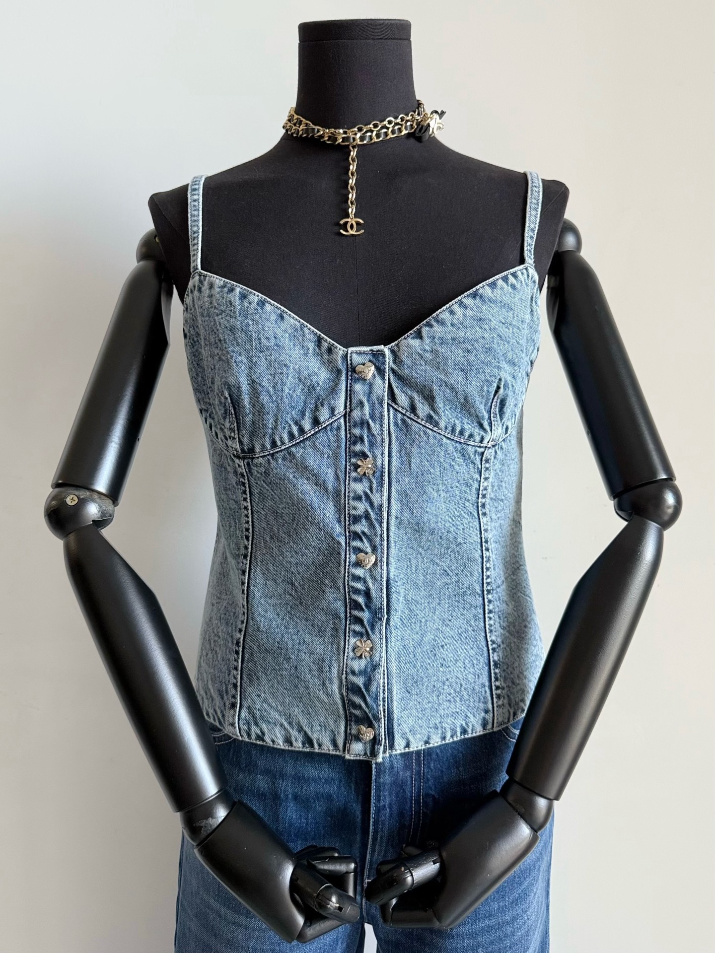 NO:504022,The super and super difficult to buy small floral series vests. My family has purchased and developed offline prices. I spent a lot of money to produce for you. I understand it all~ Customized twill denim cotton floral lining. The upper body is more comfortable than ordinary denim. It is recommended to wear close-fitting and no pressure. Each custom silver small hardware buckle is different, including dozens of adjustments to the style. Customers who know goods are treated with VIP when wearing cabinets, alexander wang19860909超超超难买的小碎花系列背心 我家线下加价购入开发 下了血本给你们出品懂得都懂~ 定制斜纹牛仔棉碎花内衬 上身舒适度比普通的牛仔更亲肤 推荐贴身穿无压力. 定制银色小版五金扣每一个都不一样 包括版型的数十次调整 懂货的顾客穿去柜子都是VIP待遇,,alexander wang,Women's clothing