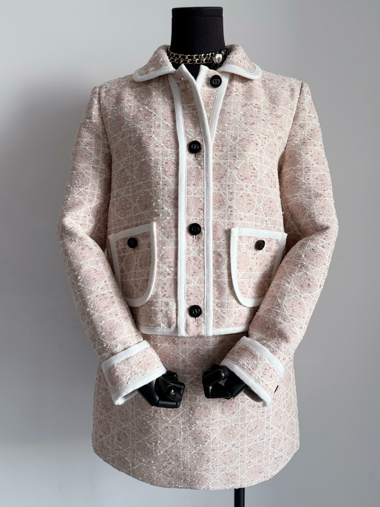 NO:505123,A series worthy of everyone's wardrobe collection. A classic style that can last a lifetime if you don't wear it. A new set of lapel style light pink. Jackets + skirts can be sold separately. It is also recommended to buy a set for old customers. Customized textured rattan plaid tweed. Front and back plaid cuts, including pockets. All sewing discs are manually assisted. Wear them in a set for parties/important occasions. You can wear a single coat with jeans when traveling on a daily basis. Skirts, jeans, jackets & coats, alexander wang19860909值得所有人衣橱收藏的系列 经久不穿可以穿一辈子的经典款 新推出翻领版型淡粉色一套. 外套+半裙可单独出售 更推荐老顾客们一套收 定制富有肌理感的藤格纹粗花呢 前后对格剪裁,包括口袋部分 都由人工辅助完成缝盘. 出席聚会/重要场合成套穿 日常出门旅行可单穿外套搭配牛仔裤,,skirts,jeans,jackets & coats,alexander wang,Women's clothing