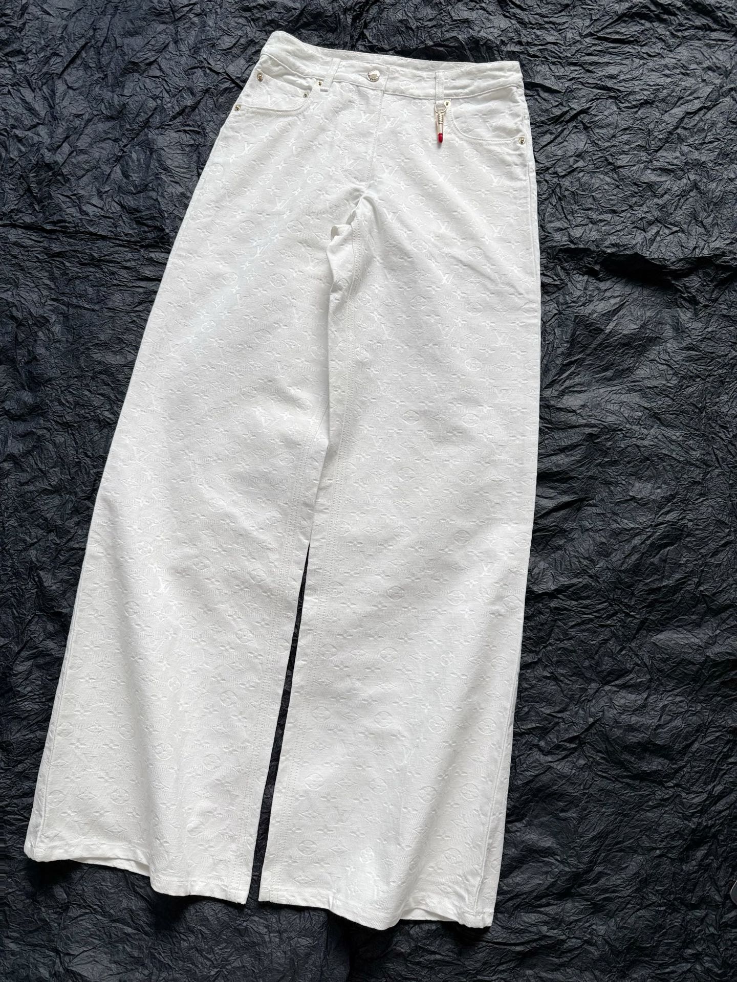 NO:505115,The yb jeans that the cabinet had been waiting for a long time and finally lived up to expectations and shipped!! Pay attention to the same as the cabinet, the actual product is relatively hard. I mind Baozi was cautious. But the high-end feel of this fabric is the quality that ordinary soft jeans cannot do. Three-dimensional tailored medium and high waist, straight loose, customized gold small lipstick hardware, the overall logo jacquard is concave, wardrobe scarce high-end white pants, what you see is what you get, jeans, alexander wang19860909柜子等了超久的一条yb牛仔裤 终于不负众望出货了 !! 注意和柜子一致实物比较偏硬 介意的宝子慎拍. 但这个面料的高级感 是普通的柔软牛仔裤做不到的质量 立体剪裁中高腰,直筒偏宽松 定制金色小口红五金 整体的logo提花是向内凹的 衣橱稀缺高级白裤子所见即所得,,jeans,alexander wang,Women's clothing