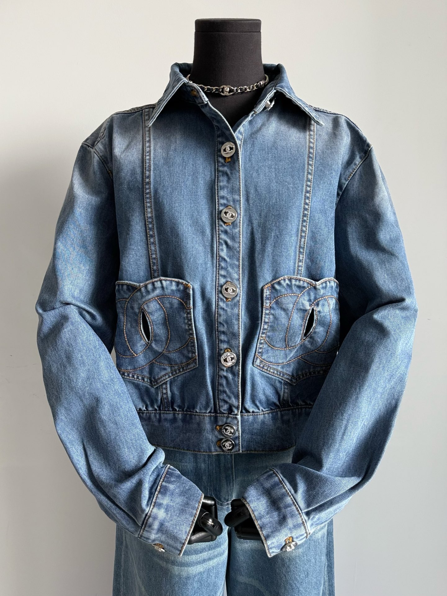 NO:505107,CC denim jackets are now available in the top quality ~~ Customized tannin denim cotton, environmentally friendly positioning grinding and whitewashing, pocket three-dimensional arc embroidery, overall sewing plate and the weight of each hardware buckle are enough to instantly defeat the 95 version on the market!! Only when you wear the three-dimensional cut style, you can feel our ultimate intention. The seemingly simple denim actually has many details, Jackets & coats, alexander wang19860909永不过时CC牛仔外套 目前顶级品质可能就我家有货了 ~~ 定制单宁牛仔棉,环保定位磨白水洗 口袋立体弧线刺绣,整体缝盘 以及每一颗五金扣的重量 都足以秒杀市面95的版本 !! 立体剪裁绝好的版型只有穿上了 才能感受到我们的用心至极 看似简单的牛仔实则细节很多,,jackets & coats,alexander wang,Women's clothing