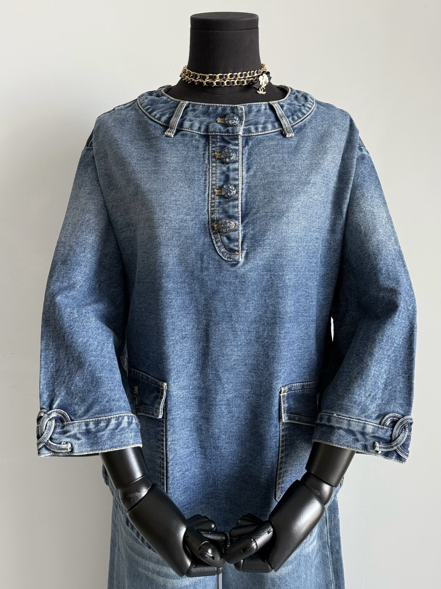 NO:506141,The reputation of the jeans is never out of time. The seemingly simple style is difficult to cut. The three-dimensional tailoring is adjusted dozens of times. The shoulder-falling silhouette is excellent. The patch logo on the sleeves is even more exquisite. A piece is time-consuming and labor-intensive. The first thing is the one that wealthy and old money will love. It is low-key but has a tone in daily life. Jackets & coats, alexander wang19860909口碑香牛仔永不过时外套 看似简单版型剪裁难度相当大 立体剪裁调整版型数十次 落肩廓形气质绝佳 包括袖子上的贴布logo更是精细 一件出品耗时耗力 第一眼就是富贵老钱们会爱的款, 日常低调却有腔调,,jackets & coats,alexander wang,Women's clothing