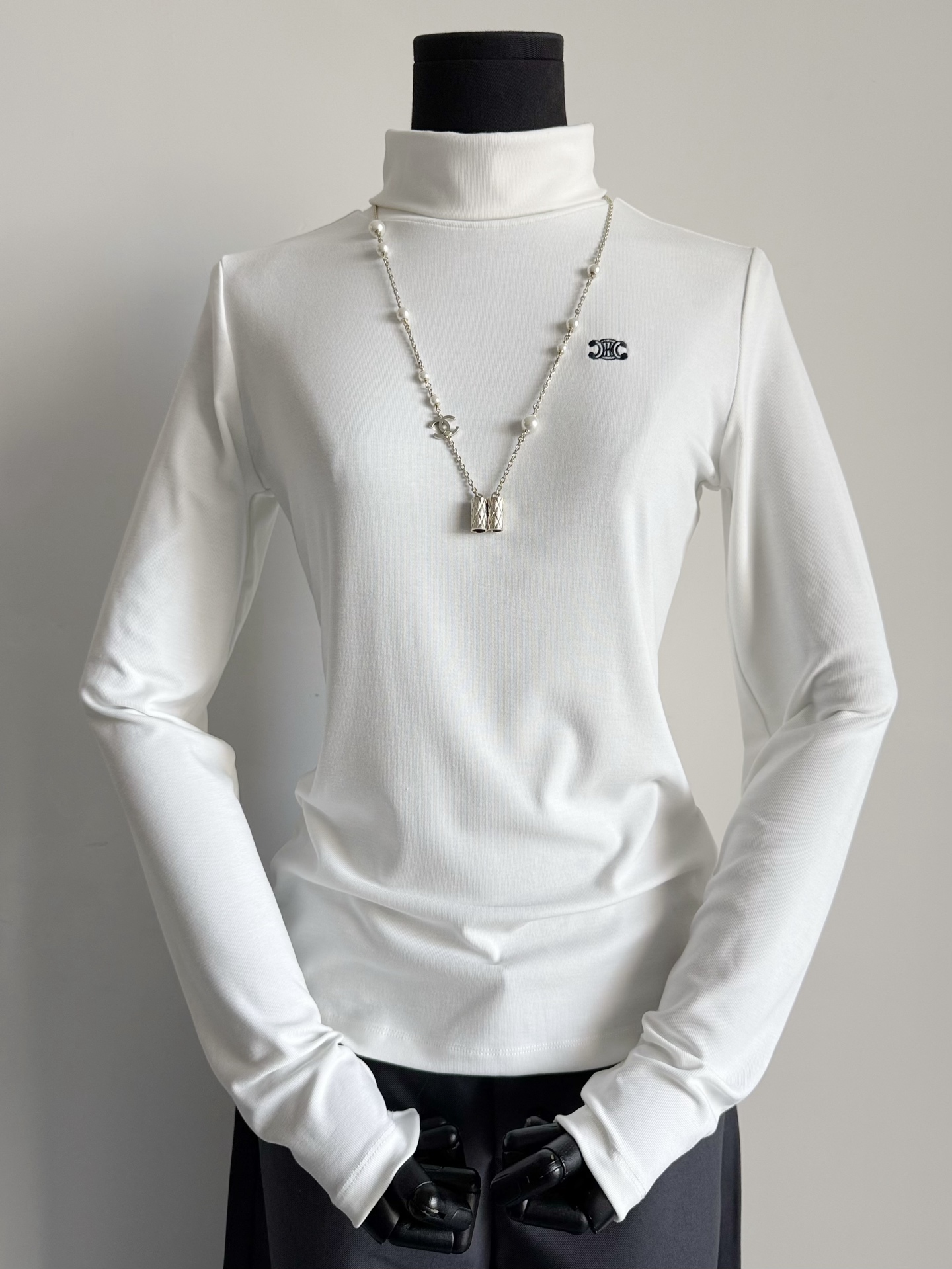 NO:506710,Liu Shishi's first Arc de Triomphe base shirt is so high-end by her single-wearing simple upper body picture!! My family is the first to buy yb to develop custom tinsel + bamboo fiber super skin-friendly pure cotton fabric. It can be compared with the base tee you already have. Its comfort and skin-friendly feel, the real ceiling level is very elastic and has no limit on the figure. The Arc de Triomphe embroidery logo is low-key embellishment, plus the style that is easy to control at the middle and old age. It is the first to buy lazy and autumn. Alexander wang19860909刘诗诗全球首穿的凯旋门打底衫 被她的单穿简约上身图给高级到 !! 我家欧洲率先购入yb开发 定制天丝+竹纤维超亲肤纯棉面料 可以和你已经拥有的打底tee对比 它的舒适度和亲肤感,真正天花板级别 弹力非常大,对身材不设限 凯旋门刺绣logo低调点缀 加上正肩中高龄随意驾驭的版型 率先入手慵懒入秋,,alexander wang,Women's clothing