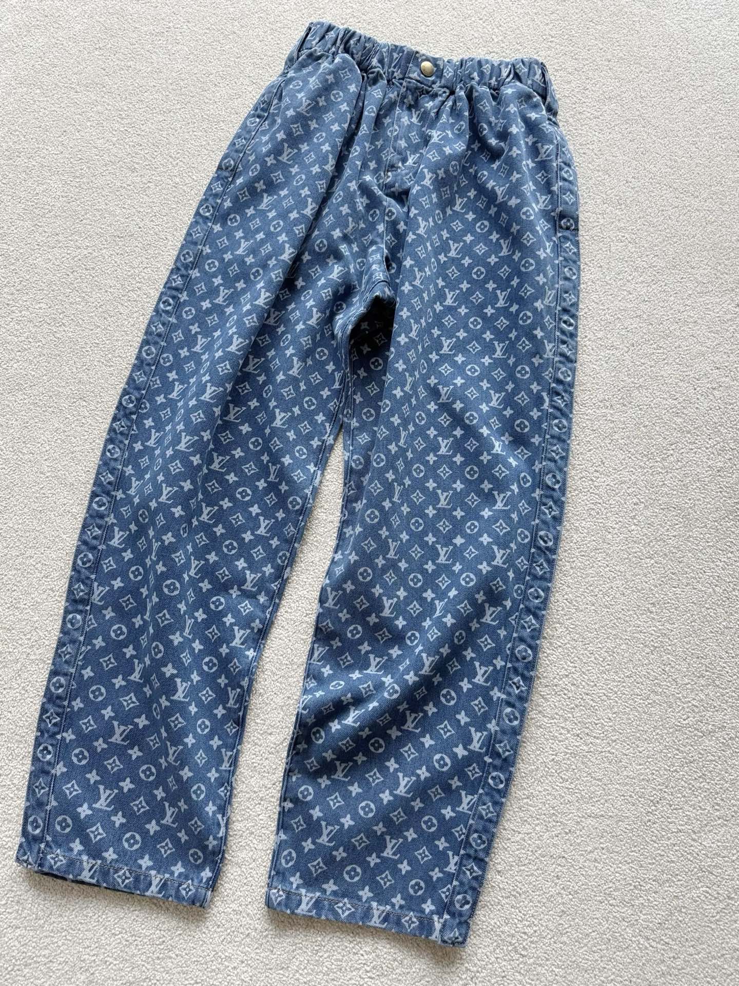 NO:507682,A pair of pants worthy of your collection. I haven't updated it for so long. I'm so anxious!! The classic presbyterian that you see is like what you get. The latest sweatpants are very suitable for daily life. The three-dimensional tailoring elastic waist, and the thighs are closed in small feet. But it is not the type that you see in daily life. A webbing is added on the side to make the real questions feel better and make them look slimmer. The whole set of hardware is customized with molds. You all know it. Alexander wang19860909绝对值得你们收藏的一条裤子 憋了这么久没更新急坏我了 !! 所见即所得的经典老花 最新的运动裤型很适合日常 立体剪裁弹力腰,小脚收口 但又不是日常所见的那种版型 侧面加了一条织带 使得真题垂坠感更好,更显瘦 全套五金都是开模定制你们都懂的,,alexander wang,Women's clothing