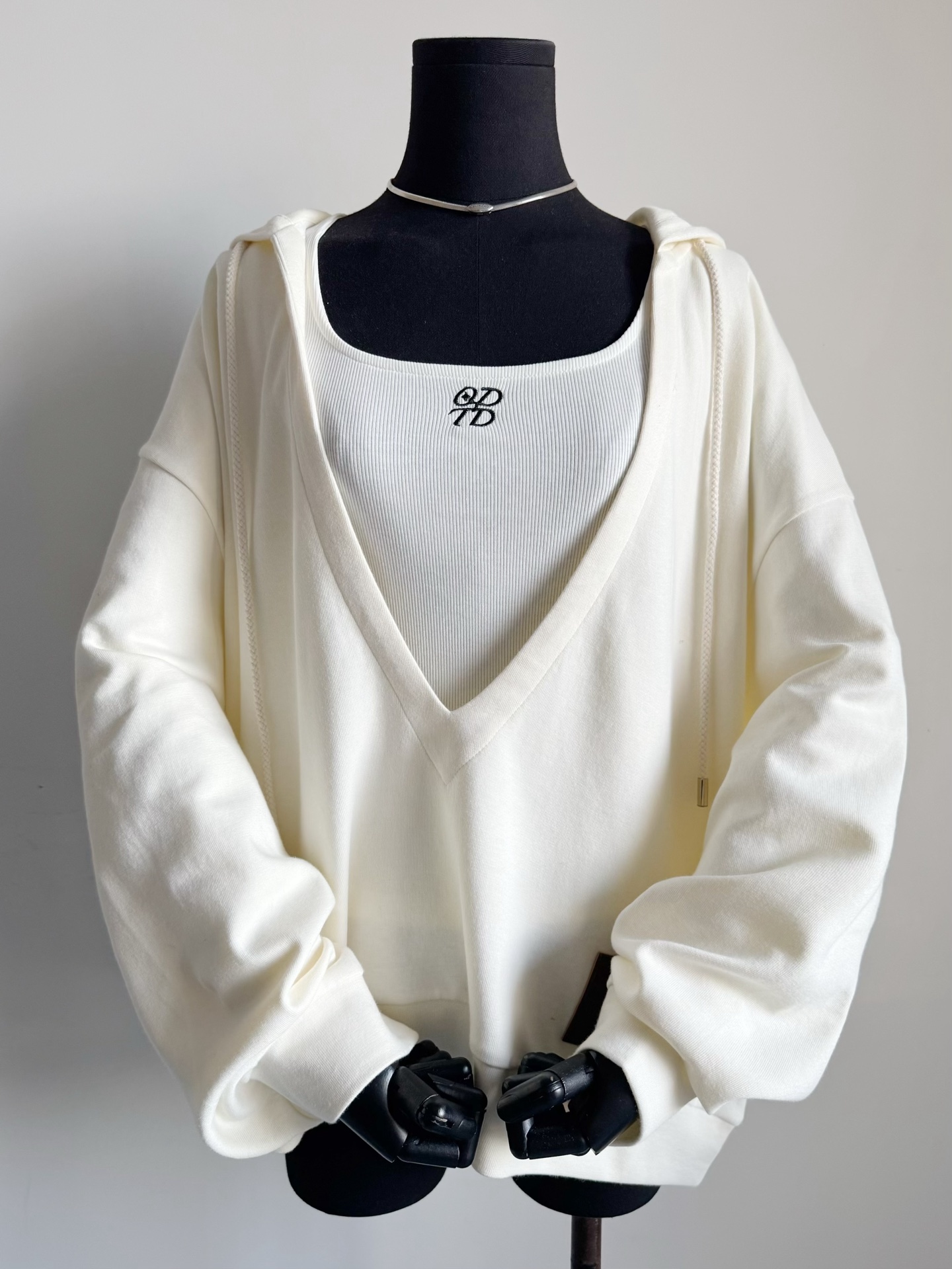 NO:507674,ODTD set solves my anxiety about dressing. I don’t know what to wear when I go out. Grab this set for 5 minutes and go out in a lazy and fashionable way. The real thing is much more vivid than the photos. Including the soft and glutinous feel of the hand and the skin-friendly feel, all of which I can’t describe in words. The hooded large V-neck loose style is lazy and recognizable enough. The hem is made of old leather labels, including the customization of soft threads in the same color. The whole piece is no less gold than a heavy-work jacket. Jackets & coats, hats, alexander wang19860909ODTD这一套解决了我的穿搭焦虑 不知道穿什么出门的时候 抓上这一套5分钟慵懒时髦出街. 实物远比照片来得更生动 包括到手的软糯手感,亲肤感 都是我用文字无法形容的赞 连帽式大V领宽松版型 足够慵懒又有辨识度 下摆做旧皮标点缀 包括同色系柔软螺纹的定制 整件含金量不比一个重工外套少,,jackets & coats,hats,alexander wang,Women's clothing