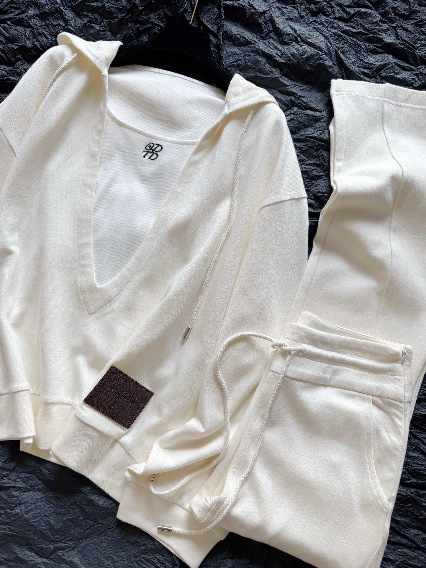 NO:507678,The matching minimalist hoodie/casual pants. Customers who wear this style say 'very great!!' It can really match all the tops of the wardrobe. It is also a very few items that are made in all three of us., alexander wang19860909配套极简微喇卫裤/休闲裤 穿过这种版型的顾客都称“好绝!!” 真正能搭配衣橱一切上衣 也是极少数我们三个颜色都出的单品,,alexander wang,Women's clothing