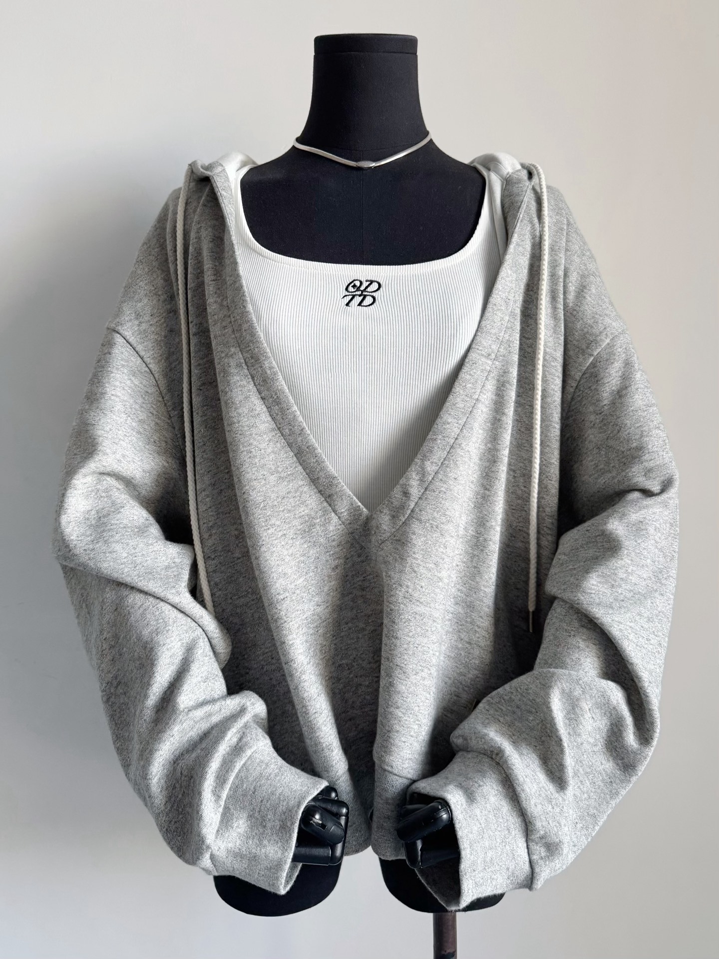 NO:507642,ODTD set solves my anxiety about dressing. I don’t know what to wear when I go out. Grab this set for 5 minutes and go out in a lazy and fashionable way. The real thing is much more vivid than the photos. Including the soft and glutinous feel of the hand and the skin-friendly feel, all of which I can’t describe in words. The hooded large V-neck loose style is lazy and recognizable enough. The hem is made of old leather labels, including the customization of soft threads in the same color. The whole piece is no less gold than a heavy-work jacket. Jackets & coats, hats, alexander wang19860909ODTD这一套解决了我的穿搭焦虑 不知道穿什么出门的时候 抓上这一套5分钟慵懒时髦出街. 实物远比照片来得更生动 包括到手的软糯手感,亲肤感 都是我用文字无法形容的赞 连帽式大V领宽松版型 足够慵懒又有辨识度 下摆做旧皮标点缀 包括同色系柔软螺纹的定制 整件含金量不比一个重工外套少,,jackets & coats,hats,alexander wang,Women's clothing