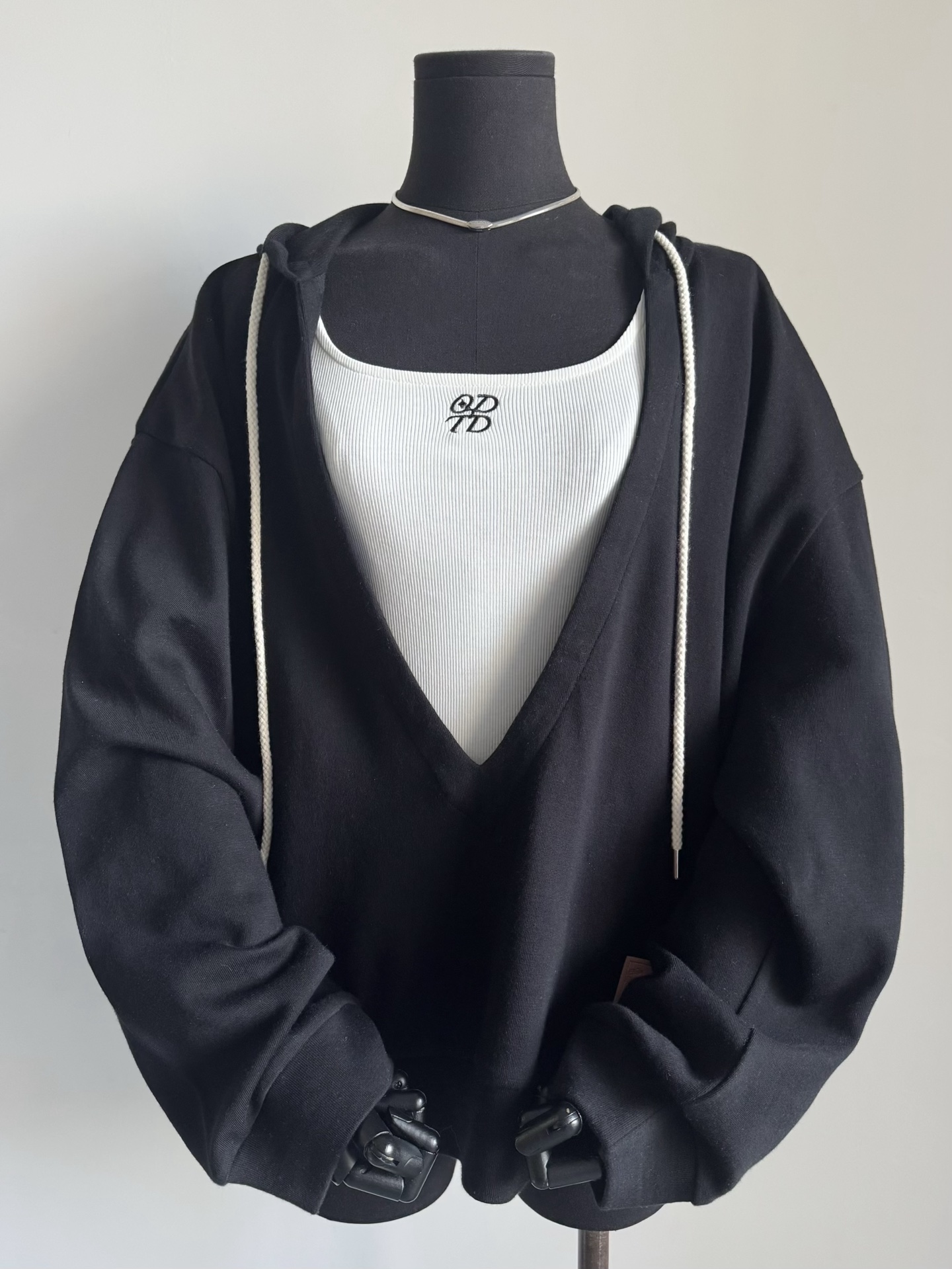 NO:507657,ODTD set solves my anxiety about dressing. I don’t know what to wear when I go out. Grab this set for 5 minutes and go out in a lazy and fashionable way. The real thing is much more vivid than the photos. Including the soft and glutinous feel of the hand and the skin-friendly feel, all of which I can’t describe in words. The hooded large V-neck loose style is lazy and recognizable enough. The hem is made of old leather labels, including the customization of soft threads in the same color. The whole piece is no less gold than a heavy-work jacket. Jackets & coats, hats, alexander wang19860909ODTD这一套解决了我的穿搭焦虑 不知道穿什么出门的时候 抓上这一套5分钟慵懒时髦出街. 实物远比照片来得更生动 包括到手的软糯手感,亲肤感 都是我用文字无法形容的赞 连帽式大V领宽松版型 足够慵懒又有辨识度 下摆做旧皮标点缀 包括同色系柔软螺纹的定制 整件含金量不比一个重工外套少,,jackets & coats,hats,alexander wang,Women's clothing