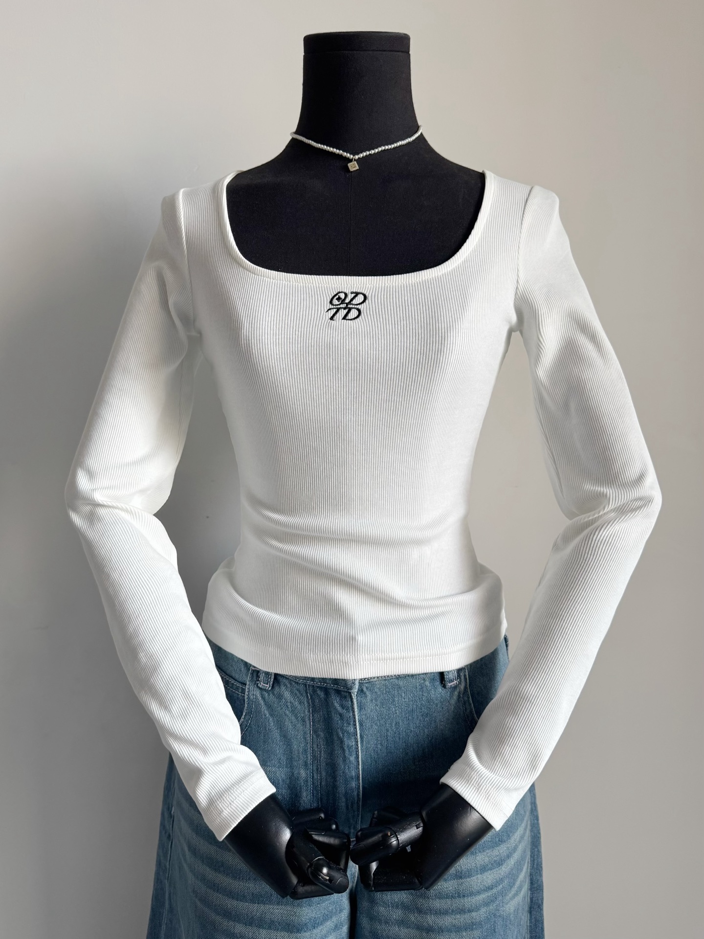 NO:507655,Update this ODTD universal base shirt ~~ The boss's own style is kept by you, no need to say anything. The square U-neck design just shows the thinnest part of the collarbone. People on the upper body praise its style!! Customized elastic threaded cotton, soft and washed and skin-friendly, suitable for close-fitting and no fear of high temperature. It is simple and fashionable when worn alone, and the inner wear is still touching. Those who know the goods recommend buying one piece to stock up, alexander wang19860909更新这款ODTD万能打底衫 ~~ 老板娘自留款,无需多言 大大方方的U领设计 恰到好处露出锁骨最瘦部分 上身的人都赞不绝口它的版型 !! 定制弹力十足的螺纹棉 经过柔软洗水亲肤细腻 适合贴身穿无惧高温 单穿简约时髦,内搭也依旧带感 懂货的推荐买一件囤一件,,alexander wang,Women's clothing