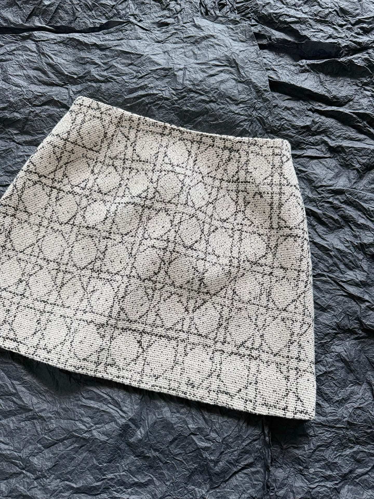 NO:508380,The long green twig plaid series and skirts of the cabinet. This classic style should be collected in high-end wardrobe. You can match all tops or jackets in the wardrobe. Custom texture and tweed fabric. It has a concave and concave touch, and the jacquard is restored. The comfort of the silk lining is guaranteed. It is recommended to collect it with the same series of jackets. Commuting to work, attending parties, and daily matching., skirts, jackets & coats, real silk, alexander wang19860909柜子长青款藤格纹系列·半裙 高级衣橱就该收这种经典款 可以搭配衣橱一切的上衣或者外套. 定制肌理感粗花呢面料 触摸有凹凸感,提花谨遵还原 真丝内衬打底舒适度保证 推荐和同系列外套一起收 上班通勤,出席聚会,日常搭配都可,,skirts,jackets & coats,real silk,alexander wang,Women's clothing