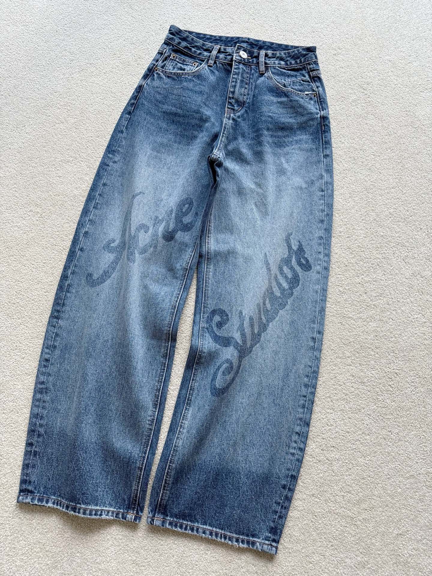 NO:508356,Even if I am already a big jeans, this new pair of pants still makes me excited!! Whoever wears the classic scimitar pants, who loves it? The medium and high waist loose style can be easily hidden for you no matter how much meat~~ Identify my high-end environmentally friendly washing color, natural transition, high-end and unconventional. The iconic ac letter penetration print does not affect the overall softness and comfort at all, jeans, alexander wang19860909即使已经是牛仔裤大户 这条新款裤子仍然让我心动 !! 经典弯刀裤型谁穿谁爱 中高腰宽松版型不论多少肉 都可以轻松给你藏匿~~ 认准我家高级环保水洗色调 自然过渡,高级不落俗 标志性ac字母渗透型印花 完全不影响整体的柔软度和舒适度,,jeans,alexander wang,Women's clothing