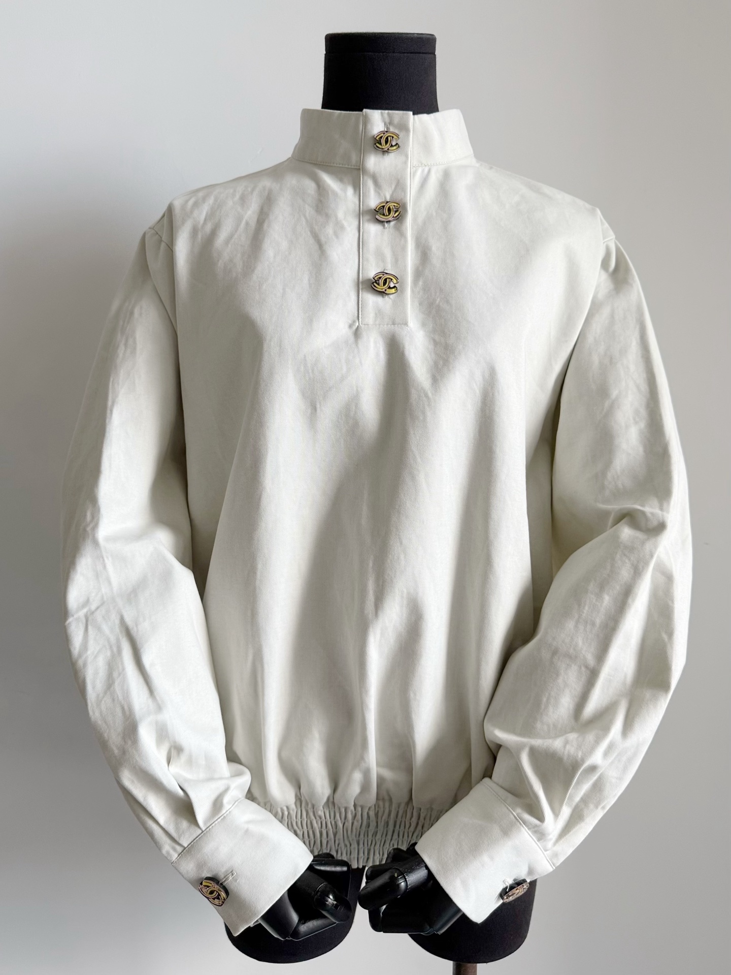 NO:508403,A good aesthetic vintage jacket that is not easy to wear the same clothes. A top that is absolutely extraordinary can be seen from the fabric. The rice and apricot white low saturation, high-end and durable. The pure cotton fabric retains the original crisp feeling. No matter what sloping shoulders/falling shoulders, it has a perfect head-to-body ratio. Customized medieval double C hardware buckles, waist-hugging stand collar design is A and cool. You can easily go out by grabbing a pair of jeans, jeans, jackets & coats, jackets & coats, alexander wang19860909不易撞衫的好审美vintage夹克外套 一件绝不普通的上衣 从面料上就看得到特别之处 米杏白低饱和度,高级耐看 纯棉面料又保留了原本的挺括感 不论什么溜肩/落肩 穿上它都有完美的头身比. 定制中古双C五金扣 收腰立领的设计又A又飒 随便抓条牛仔裤就能轻松出街,,jeans,jackets & coats,jackets & coats,alexander wang,Women's clothing