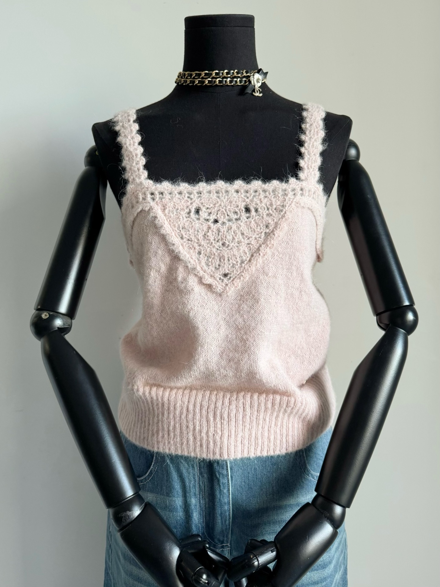 NO:508367,It is love and hatred. This piece is too high. It is purely a reward and it doesn't make any profit. Many people don't believe it, but you can compare it more. I really buy yb custom wool materials to restore the furry feel and low saturation. The front and rear V-neck hooks are all completed by imported machines. Pay attention to the hardware logo on the hem. Different colors are different hardware colors~~ The whole piece looks simple but actually very important to know the goods. Customers who don't need to say too much to rush themselves. Alexander wang19860909是心头爱也是心头恨 这件成本太高纯粹是回馈不赚米 很多人都不信但你们可以多多对比. 我家真正买yb定制毛料 还原毛茸茸的手感和低饱和度 前后V领钩花都由进口机器完成 注意下摆的五金logo 不同颜色是不同的五金配色~~ 整件看起来简约实则很重识货的顾客无需多言自己冲,,alexander wang,Women's clothing