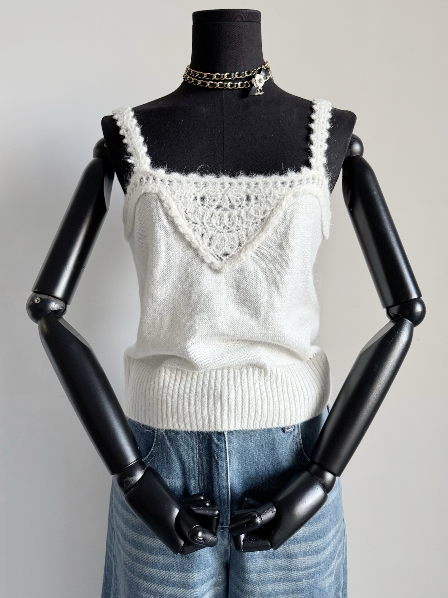 NO:508379,It is love and hatred. This piece is too high. It is purely a reward and it doesn't make any profit. Many people don't believe it, but you can compare it more. I really buy yb custom wool materials to restore the furry feel and low saturation. The front and rear V-neck hooks are all completed by imported machines. Pay attention to the hardware logo on the hem. Different colors are different hardware colors~~ The whole piece looks simple but actually very important to know the goods. Customers who don't need to say too much to rush themselves. Alexander wang19860909是心头爱也是心头恨 这件成本太高纯粹是回馈不赚米 很多人都不信但你们可以多多对比. 我家真正买yb定制毛料 还原毛茸茸的手感和低饱和度 前后V领钩花都由进口机器完成 注意下摆的五金logo 不同颜色是不同的五金配色~~ 整件看起来简约实则很重识货的顾客无需多言自己冲,,alexander wang,Women's clothing