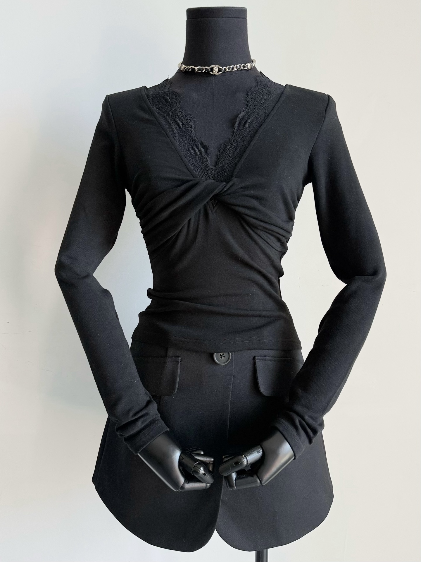 NO:508355,The base shirt produced this year is so beautiful!! My employees basically have one piece in their hands. It can be seen from the degree of keeping it. Customized skin-friendly cotton with great elasticity. The comfort is up to the international baby fabric level. It is free of restraint for you to control. The pleated lace on the chest is beautified. The body proportions are more refined and elegant than ordinary bases. Alexander wang19860909今年出品的打底衫美爆了 !! 我家员工基本都是人手一件 从自留的程度就看得到它的含金量 定制弹力极大的亲肤棉 舒适度可达国际婴儿织物级别 任你驾驭都无束缚感 胸前褶皱设计拼接蕾丝 美化身材比例的同时 更比普通的打底更加精致优雅,,alexander wang,Women's clothing