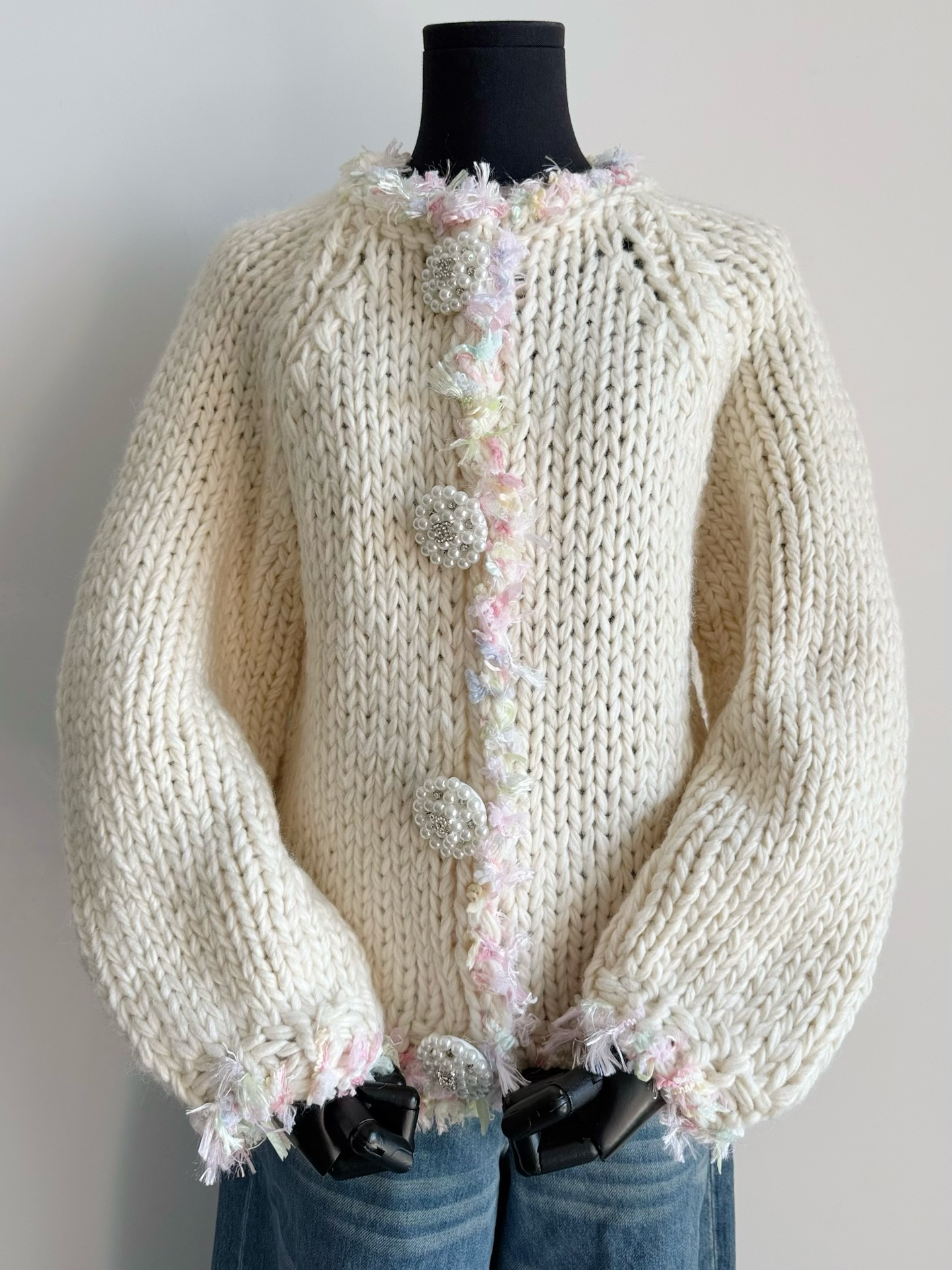 NO:508401,Please allow me to pat my breasts and recommend the medieval fragrance. The gold content of this heavy-industrial cashmere sweater is comparable to a craftsmanship tweed jacket and is not inferior to that of a thin down jacket!! Fixed rice, apricot color cashmere wool, thick needle knitted. The real thing is very thick but without weight-bearing. Collar/front/hem/cuffs. Time-consuming and labor-intensive splicing of colored three-dimensional breasts. Full pair of pearl buckles and double C hardware embellishments. The whole piece has no obvious logo but is extremely noble and high-end. Jackets & coats, sweaters, down jacket, alexander wang19860909请容许我拍拍胸脯给大家推荐的中古香 这件重工羊绒毛衣的含金量 堪比一件手工坊粗花呢外套 且保暖度不输薄羽绒服 !! 定织米杏色羊绒毛料,粗针针织 实物非常厚实但又无负重感 领口/前襟/下摆/袖口 耗时耗力拼接彩色立体毛边 满副珍珠扣加双C五金点缀 整件没有明显logo却异常显贵显高级,,jackets & coats,sweaters,down jacket,alexander wang,Women's clothing