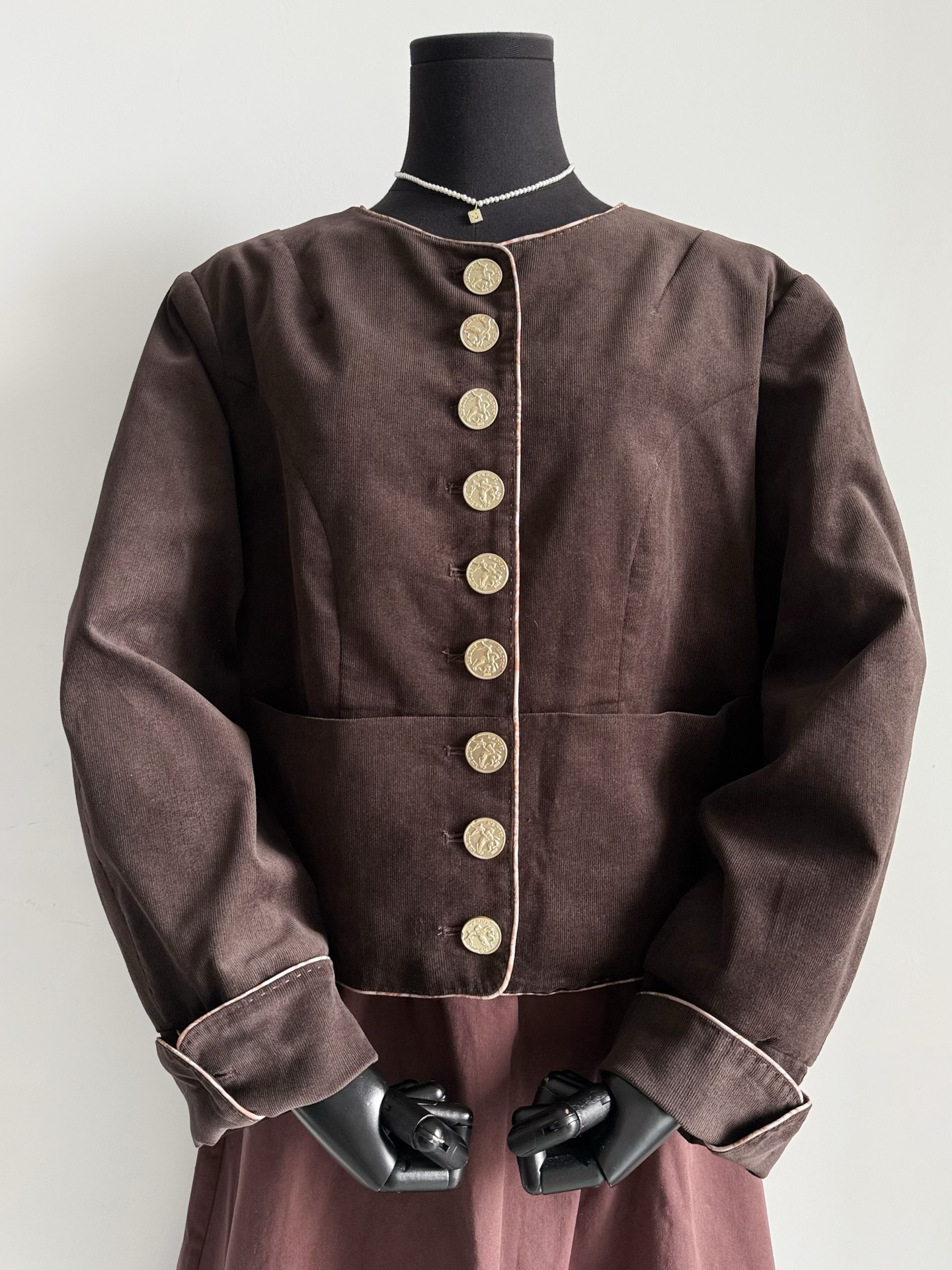 NO:517063,A coat that was delayed by real photos. I sincerely recommend everyone to try it boldly. The real thing is more than three times more beautiful than the real photos!! Red and brown with very positive saturation. Pure cotton corduroy fabric that has been repeatedly adjusted. Three-dimensional tailored round neck 'H' shape. The whole piece has iconic stitching and edges, including customized floral linings and super retro coin buttons. A must-have jacket for wardrobe collection level, Jackets & coats, alexander wang19860909被实拍耽误了销量的一件外套 真心推荐大家大胆尝试 实物比实拍远远美了不止三倍 !! 饱和度非常正的红棕色 反复调整多次的纯棉灯芯绒面料 立体剪裁圆领“H”型 整件都有标志性缝线和包边 包括定制的碎花内衬 以及复古感超强的金钱币扣子 衣橱收藏级别时髦精必备外套,,jackets & coats,alexander wang,Women's clothing