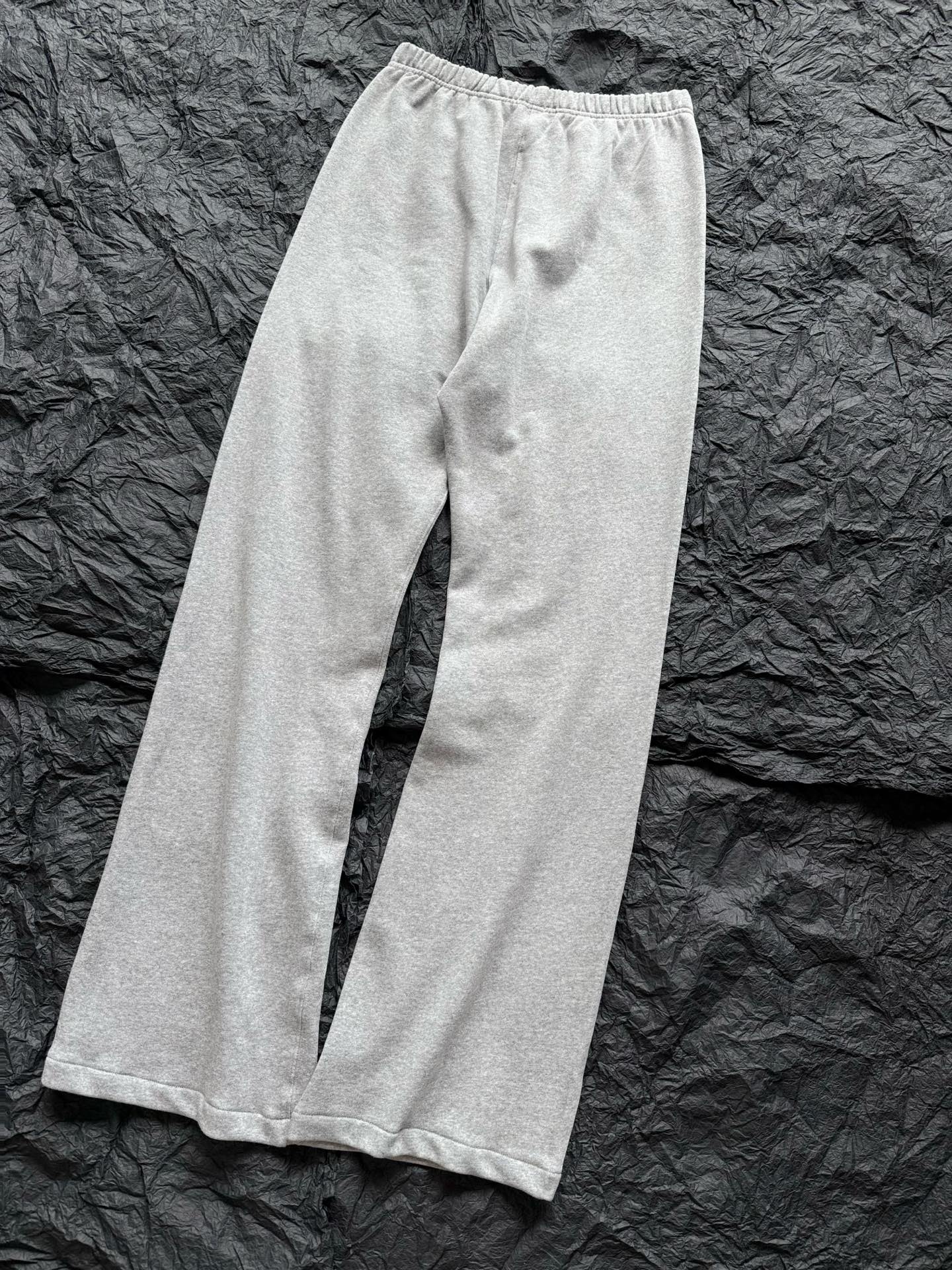 NO:517692,Real photos of series gray trousers. Whether you go out or stay at home, this kind of lazy trousers are all in a basic need. Comfortable terry fabric is washable and durable, with small logo flocking prints in front and back. The details are deeply loved by my heart, alexander wang19860909系列灰色卫裤实拍图 不论出门还是宅家 这种懒人卫裤都是刚需款不嫌多. 舒适毛圈面料耐洗耐穿 前后都有小logo植绒印花 细节深得我心,,alexander wang,Women's clothing