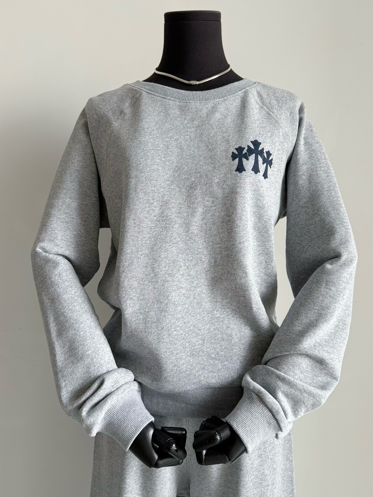 NO:517684,I love this five-minute outing suit every day. It is casual and fashionable, lazy and casual. It is not without reason to prefer Crowxin. ~~ Customized floral gray coil sweatshirt fabric. Round-neck sweatshirt + elastic trousers. There are clear three-dimensional flocking prints on the front and back. The logo is just right. It is very chill whether it is separated or worn in a set. The minimalist design that is not easy to get outdated, in stock, chrome hearts, hoodie, sweatshirts, alexander wang19860909日常就爱这种五分钟出门套装 休闲时髦,慵懒随意 如此偏爱克罗xin不是没有理由的 ~~ 定制花灰色线圈卫衣面料 圆领卫衣+松紧长裤的搭配 前后都有清晰立体植绒印花点缀 不多不少的logo恰到好处 不论分开搭配还是成套穿都很chill 不易过时的极简设计,现货入库,,chrome hearts,hoodie,sweatshirts,alexander wang,Women's clothing