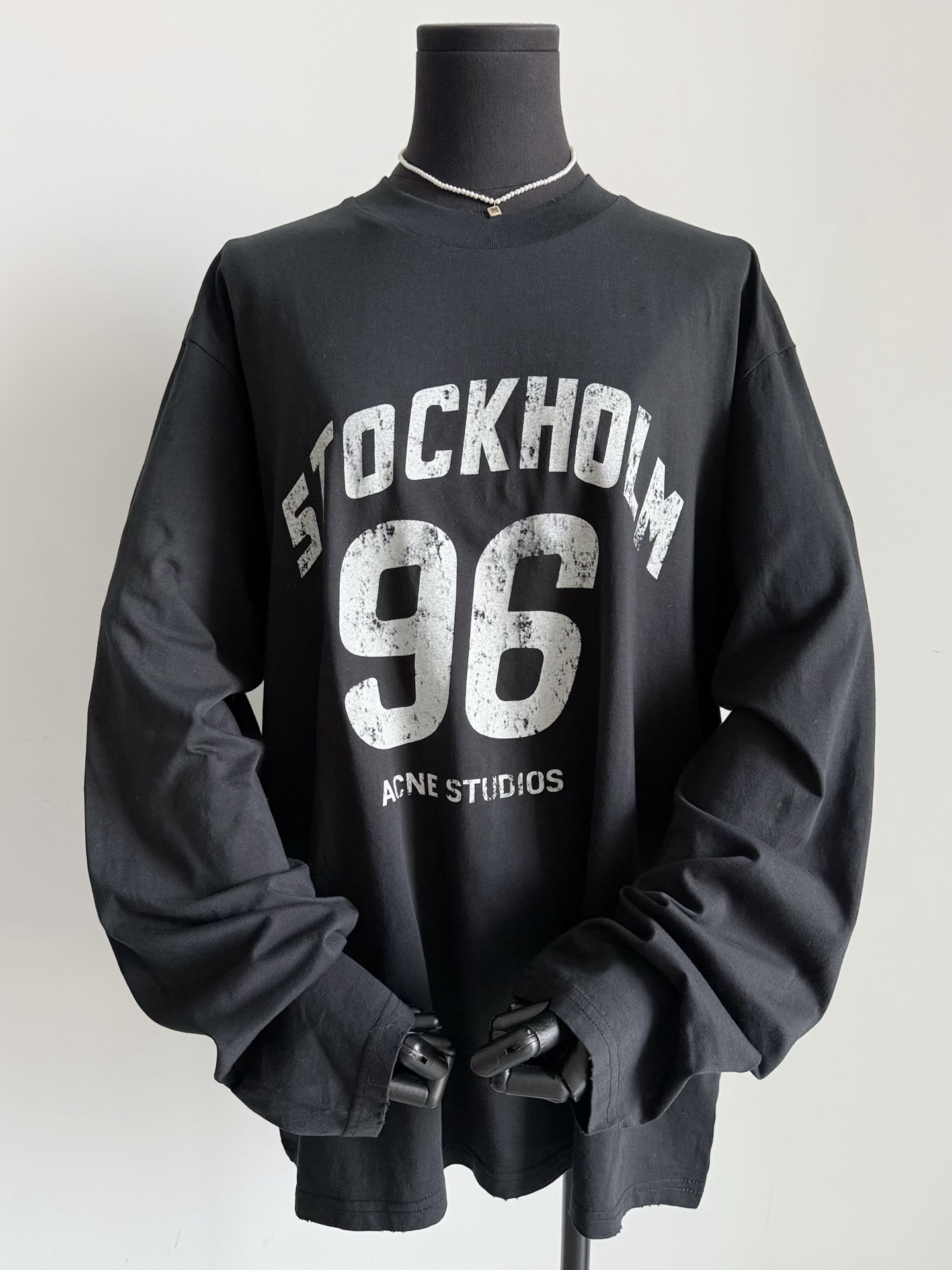 NO:517665,Impeccable loose and old base shirt. It's worth buying one item and stocking up. The ac 1996 series is still too avant-garde. ~~ Customized ultra-light and pure cotton base fabric. Comfortable and skin-friendly, unrestrained all day. Classic old letter printing. No matter how long it takes, it is fashionable and stylish. Fat and thin, you can hide your flesh and make you look thin. The producer is easy to grasp. Alexander wang19860909无可挑剔的宽松做旧打底衫 值得买一件再囤一件的单品 ac·1996系列还是太前卫了 ~~ 定制超轻薄纯棉打底面料 舒适亲肤,一整天都无拘无束 经典做旧字母印花 不论过过久翻出来都时髦有范儿 胖瘦皆宜藏肉显瘦 制片人即视感轻松拿捏,,alexander wang,Women's clothing