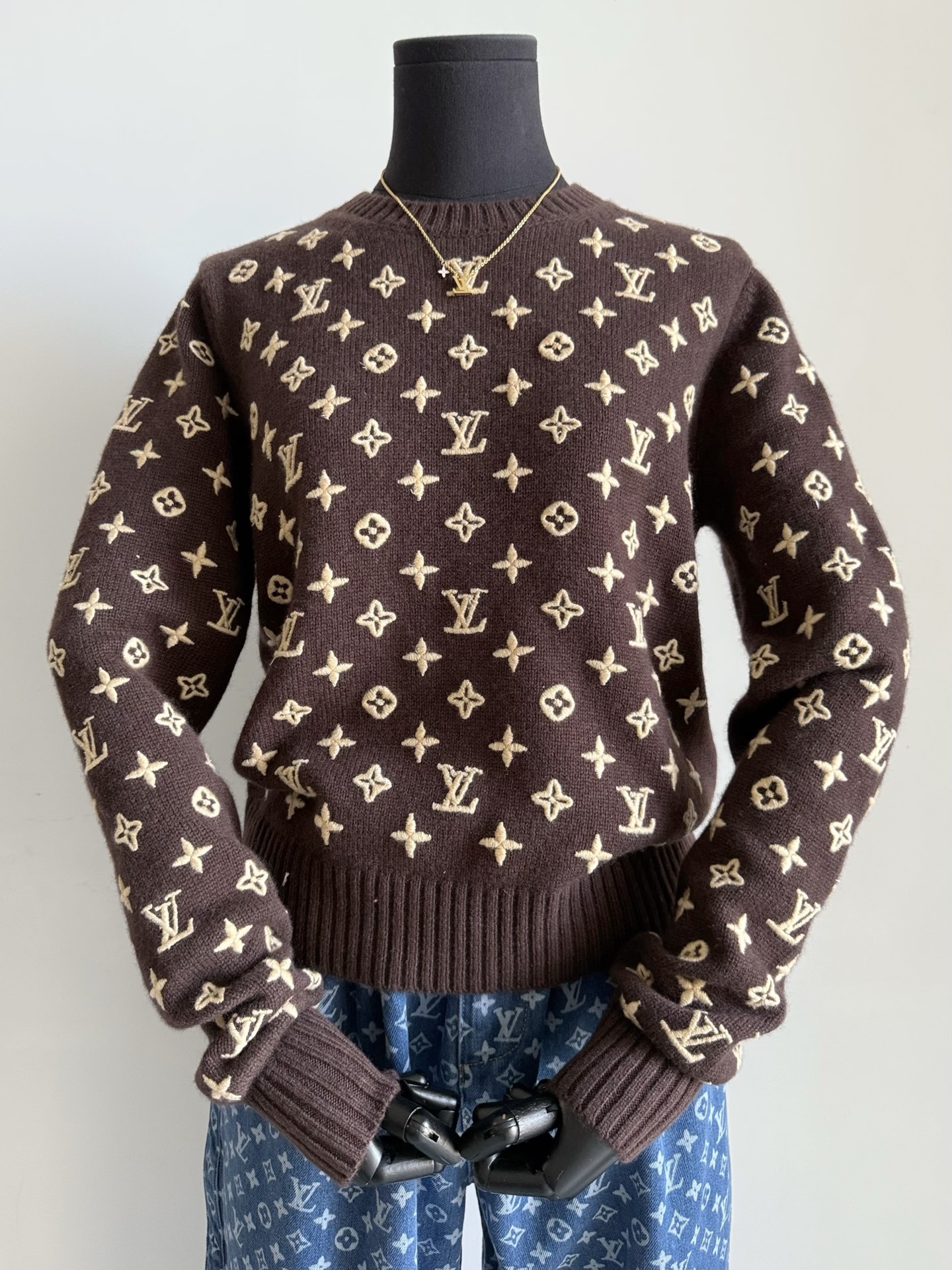 NO:517657,Upgraded to the top version of the entire network, cashmere version, new color matching, coffee and color shipped!! Definite weaving, fixed dye, brown cashmere wool, the whole piece is 100 W imported machine embroidery, the three-dimensional feeling in the inside and inside, and the touch also has a clear concave feel. The whole piece is precisely positioned with infrared rays, and the front and rear sewing plates need assistance throughout the process, and the details can withstand the comparison, alexander wang19860909升级全网顶级版本·羊绒版本 新配色咖色出货 !! 定织定染咖色羊绒毛料细腻织造 整件百W进口机器刺绣 表里如一的立体感 触摸也有明显凹手感. 整件红外线精准定位对花 前后缝盘全程人工都需要辅助 细节经得起前往对比,,alexander wang,Women's clothing