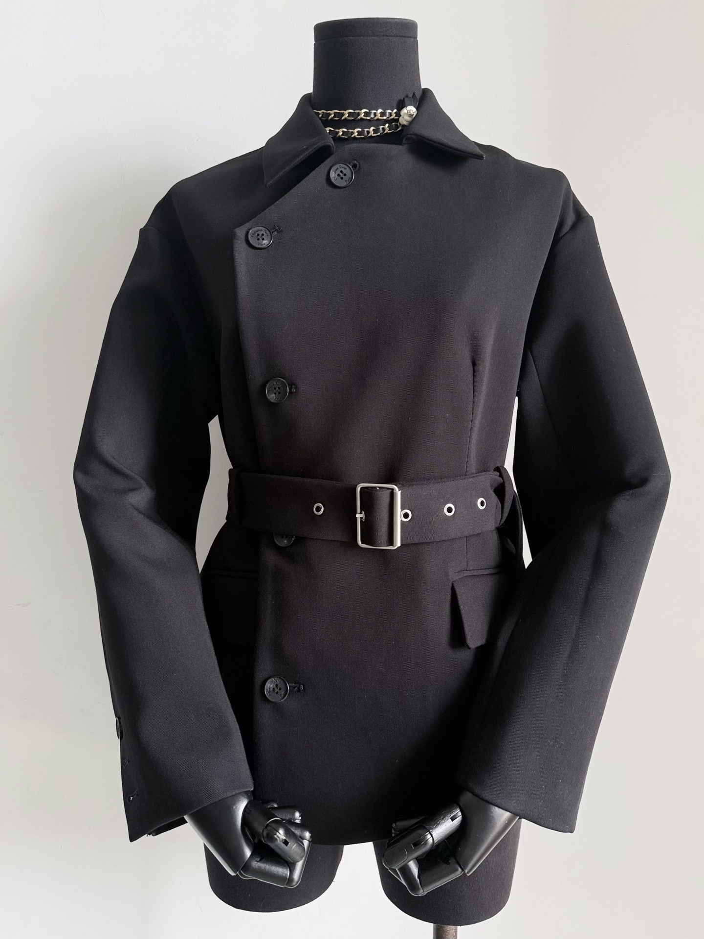 NO:517687,This suit jacket must be stored in a classic wardrobe. It can meet your needs for dressing on multiple occasions. If you don’t have enough aura, you can get clothes. No wonder many celebrities have this one.~ Customized wool + mulberry silk suit fabric, rich in twill texture and high texture. Three-dimensional tailored shoulder-drop style can be waist-retracted. The materials are more than ordinary jackets. The adjustable belt is distributed in a variety of style adjustments. The matte logo buckle also adds a hint of low-key luxury. Jackets & coats, business suit, alexander wang19860909经典衣橱必囤这件西装外套 可以满足你多场合的穿搭需求 气场不够,衣服来凑 怪不得众多明星都有上身这一款~~ 定制绵羊毛+桑蚕丝西装面料 富有斜纹纹理质感上乘 立体剪裁落肩版型可收腰 用料比一般的外套都足. 配送可调节式腰带多种风格调整 哑光logo扣也增添了一丝低调奢侈,,jackets & coats,business suit,alexander wang,Women's clothing