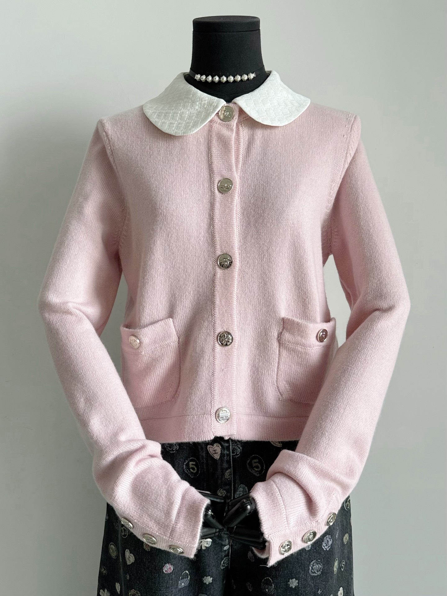 NO:534143,It is not without reason to wait until now. The seemingly simple cardigan is very heavy, but it is really important to make this one from fabric to collar to hardware. There is no time and cost. It is really impossible to make it. Customized woven light pink cashmere wool, soft treatment. Customized 18 acres of silk fabric weaving doll collar. The collar is removable, and it is another classic cardigan to meet the needs of different styles. Each hardware buckle must be customized with a mold. Two colors that know how to collect it together, close your eyes and save money, real silk, alexander wang19860909等到现在才出不是没有理由的 看似简约的开衫,实则非常重这款从面料到领子再到五金 没有足够的时间和成本真做不出来. 定织定染淡粉色羊绒毛料,柔软处理 定制18亩真丝面料织造娃娃领 领子可拆卸,又是一件经典开衫 满足不同穿搭风格需求 每一个五金扣都要开模定制 懂货的两个颜色一起收,闭眼省钱,,real silk,alexander wang,Women's clothing