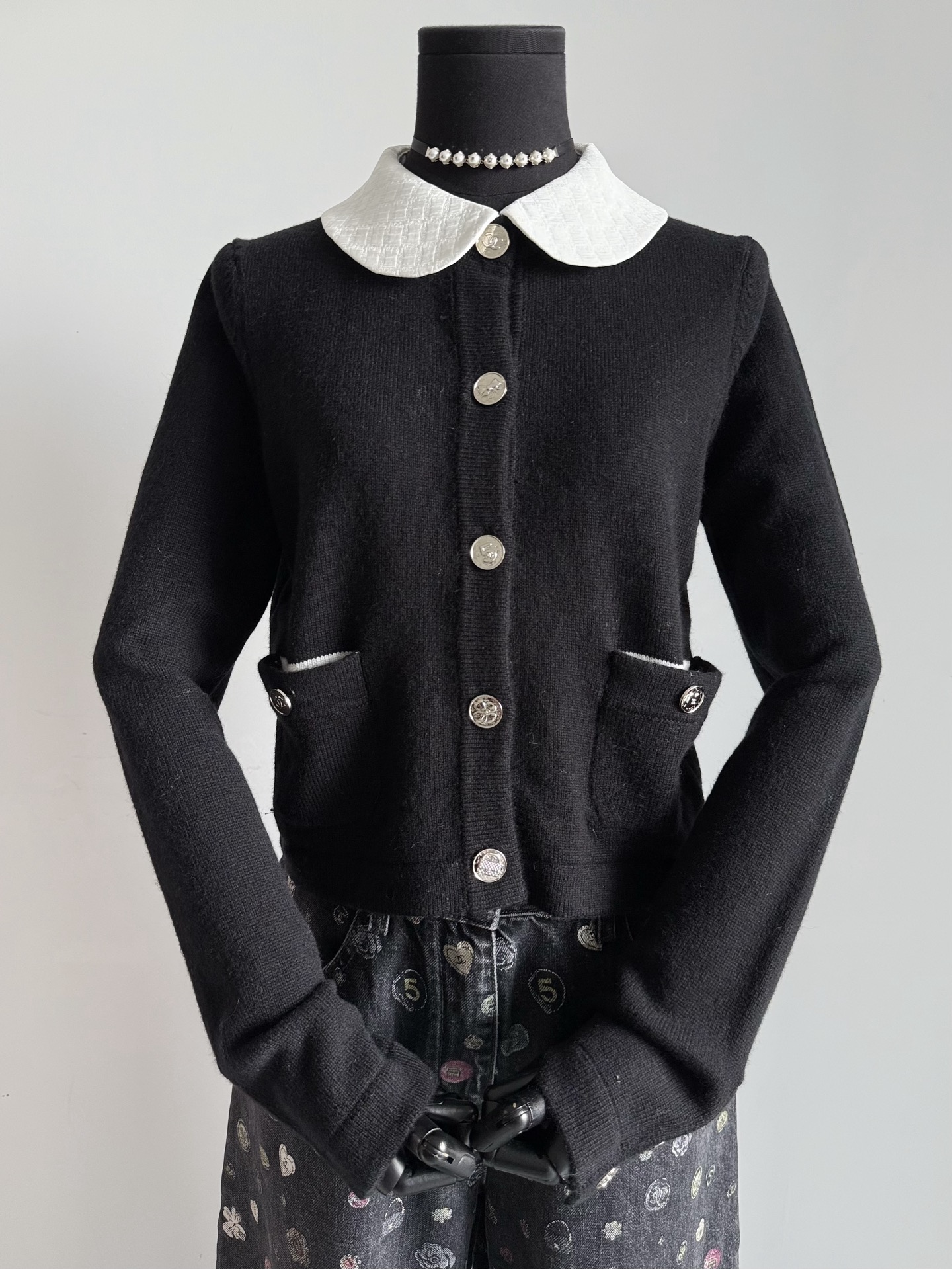 NO:534168,It is not without reason to wait until now. The seemingly simple cardigan is very heavy, but it is really important to make this one from fabric to collar to hardware. There is no time and cost. It is really impossible to make it. Customized woven light pink cashmere wool, soft treatment. Customized 18 acres of silk fabric weaving doll collar. The collar is removable, and it is another classic cardigan to meet the needs of different styles. Each hardware buckle must be customized with a mold. Two colors that know how to collect it together, close your eyes and save money, real silk, alexander wang19860909等到现在才出不是没有理由的 看似简约的开衫,实则非常重这款从面料到领子再到五金 没有足够的时间和成本真做不出来. 定织定染淡粉色羊绒毛料,柔软处理 定制18亩真丝面料织造娃娃领 领子可拆卸,又是一件经典开衫 满足不同穿搭风格需求 每一个五金扣都要开模定制 懂货的两个颜色一起收,闭眼省钱,,real silk,alexander wang,Women's clothing