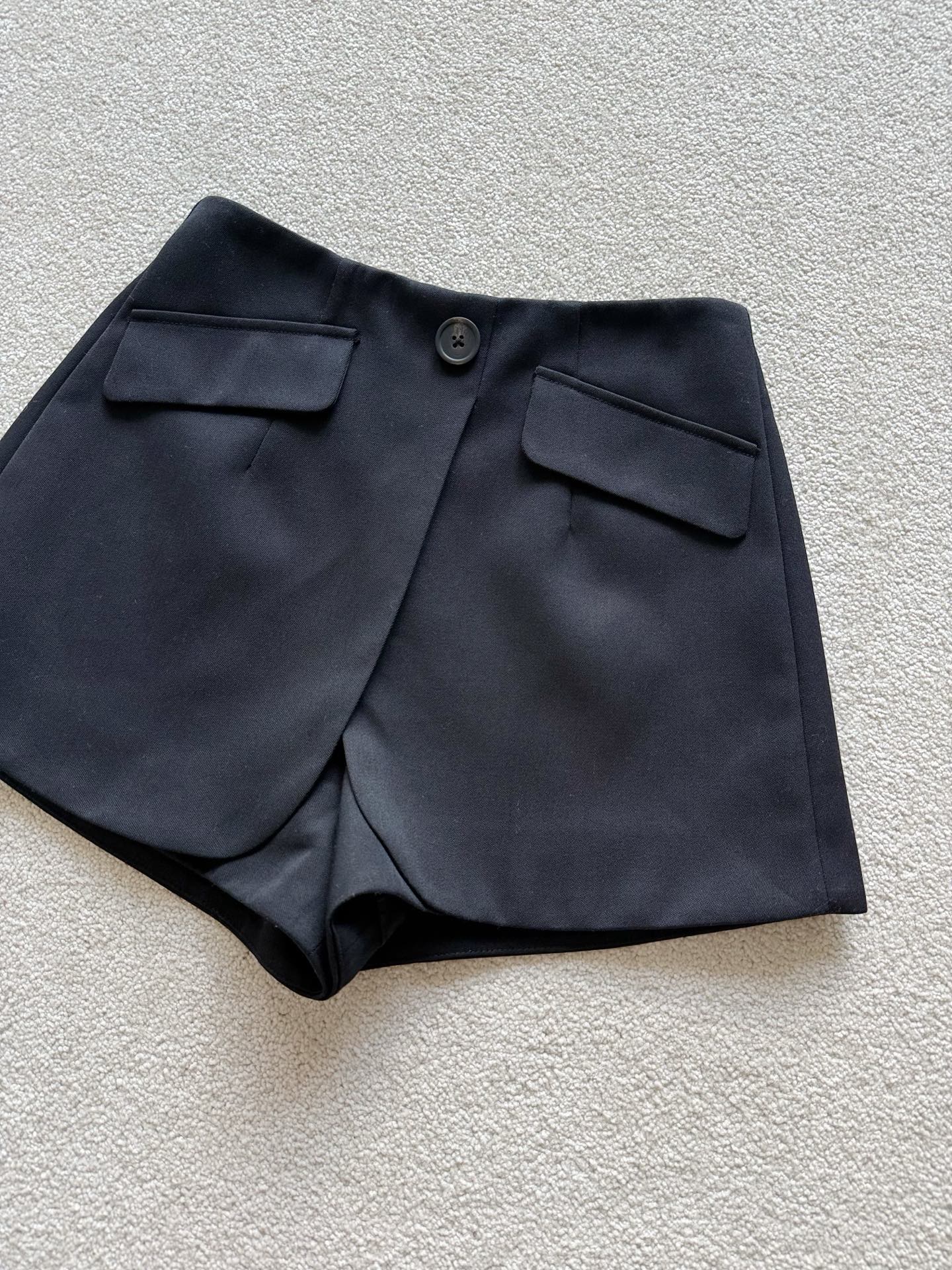 NO:534142,There is no pressure to buy my ZY into and out of the closet. I can promise to buy yb to make every piece, which can stand the test of everyone's magnifying glass!! Zhao Lusi's private clothes and shorts are easy to match. Basically all tops in the wardrobe can match. Customized active black wool suit fabric. Careful and lining, comfortable and breathable. Three-dimensional tailored medium and high waist. The beautification ratio is not only the same, but also the waist is particularly thin. This kind of shorts is just needed for autumn and winter. Boots, shorts, business suit, alexander wang19860909入手我家ZY进出柜子无压力 可以承诺每一件都买yb制作 经得起各位的放大镜考验 !! 赵露思自留的私服短裤很好搭 基本上衣橱所有的上衣都能搭 定制活性黑绵羊毛西装面料 贴心配备内衬,舒适透气 立体剪裁中高腰 美化比例不说还特别显腰细 秋冬刚好需要这种短裤配靴子,,boots,shorts,business suit,alexander wang,Women's clothing