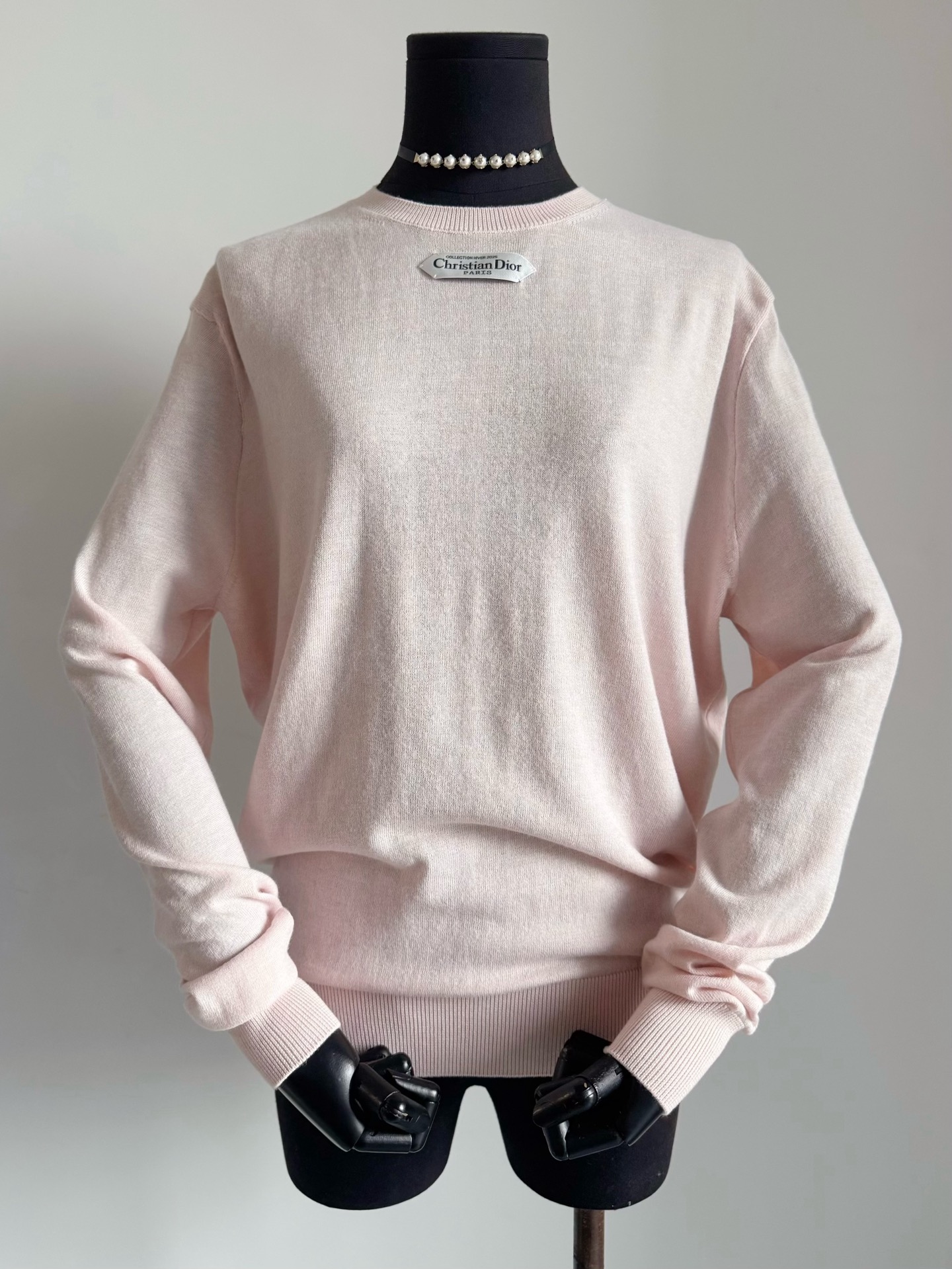 NO:534768,Dr Winter wave2's heart-warming sweater at a glance. I was impressed by its texture when I got it!! Customized super soft and glutinous wool fabric. After soft washing, it is extremely skin-friendly. It is stress-free when wearing sensitive skin. Inspired by christian dio high-end custom label. yb consistent pink embroidery thread three-stitch sewn. Small details are comparable to pressure-free and can be closed. All three colors are available, only pink details can be issued. If you need it, you can place an order. Dior, sweaters, alexander wang19860909Dr Winter wave2一眼心动的毛衣 拿到手被它的质感折服 !! 定制超软糯的绵羊毛面料 经过柔软洗水之后极其亲肤 敏感肌贴身穿都无压力 灵感来源于christian dio高级定制标签 yb一致粉色绣线三针缝制 小细节媲美无压力,可闭眼收 三个颜色都有出,只发粉色细节 有需要可以下单,,dior,sweaters,alexander wang,Women's clothing