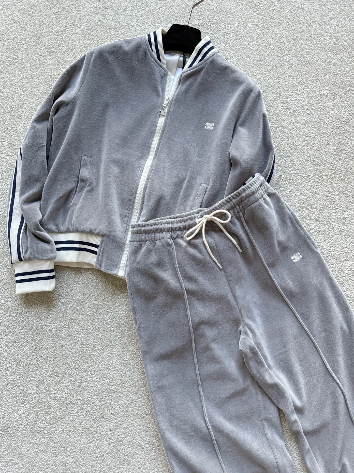 NO:534764,Real photos of matching casual trousers. High-quality velvet. What to see is what to get. Imported webbing on the side, full of drape. The upper body looks very slim and long legs. Alexander wang19860909配套休闲长裤实拍图 高质感丝绒所见即所得 侧面进口织带,垂坠感十足 上身非常显瘦显腿长,,alexander wang,Women's clothing