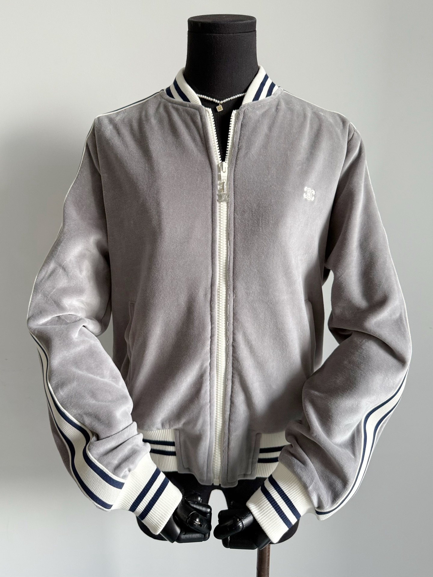 NO:534760,This year, I have planted two sets of daily wear, staying at home or going out without thinking. This casual suit is just right to satisfy ~~ The fixed-dye gray velvet fabric has the same saturation, the fine and round Arc de Triomphe embroidery logo, the imported webbing thread is soft and resilient, and can withstand your repeated wear and washes without deformation. Small stand-up collar jacket + casual trousers suit The first batch of good goods are in stock first come first served, Jackets & coats, alexander wang19860909今年被ce的丝绒系列狠狠种草 自留了两套日常穿 宅家或者不动脑出门 这种休闲套装恰到好处满足 ~~ 定染灰色丝绒面料饱和度一致 精细而圆润的凯旋门刺绣logo 进口织带螺纹柔软也富有回弹力 经得起你们多次穿洗不变形. 小立领夹克+休闲长裤的套装 首批好货入库先到先得,,jackets & coats,alexander wang,Women's clothing