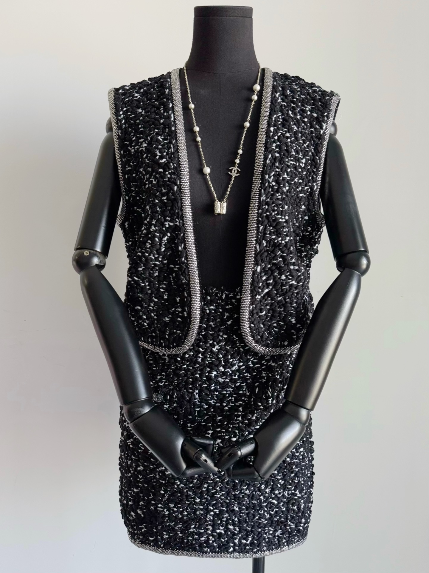 NO:534775,The real photos of the heavy industry vests. The real photos cannot show the beauty of the real objects. The heavy sense of weight is our attentive. The full diamond details and knitted styles can all allow you to get in and out of the VIP treatment, Alexander Wang19860909重工马甲实拍细节 实拍展现不了实物一般的美 沉甸甸的分量感是我们的用心. 满钻细节,针织版型 都能让你们出入vip待遇,,alexander wang,Women's clothing